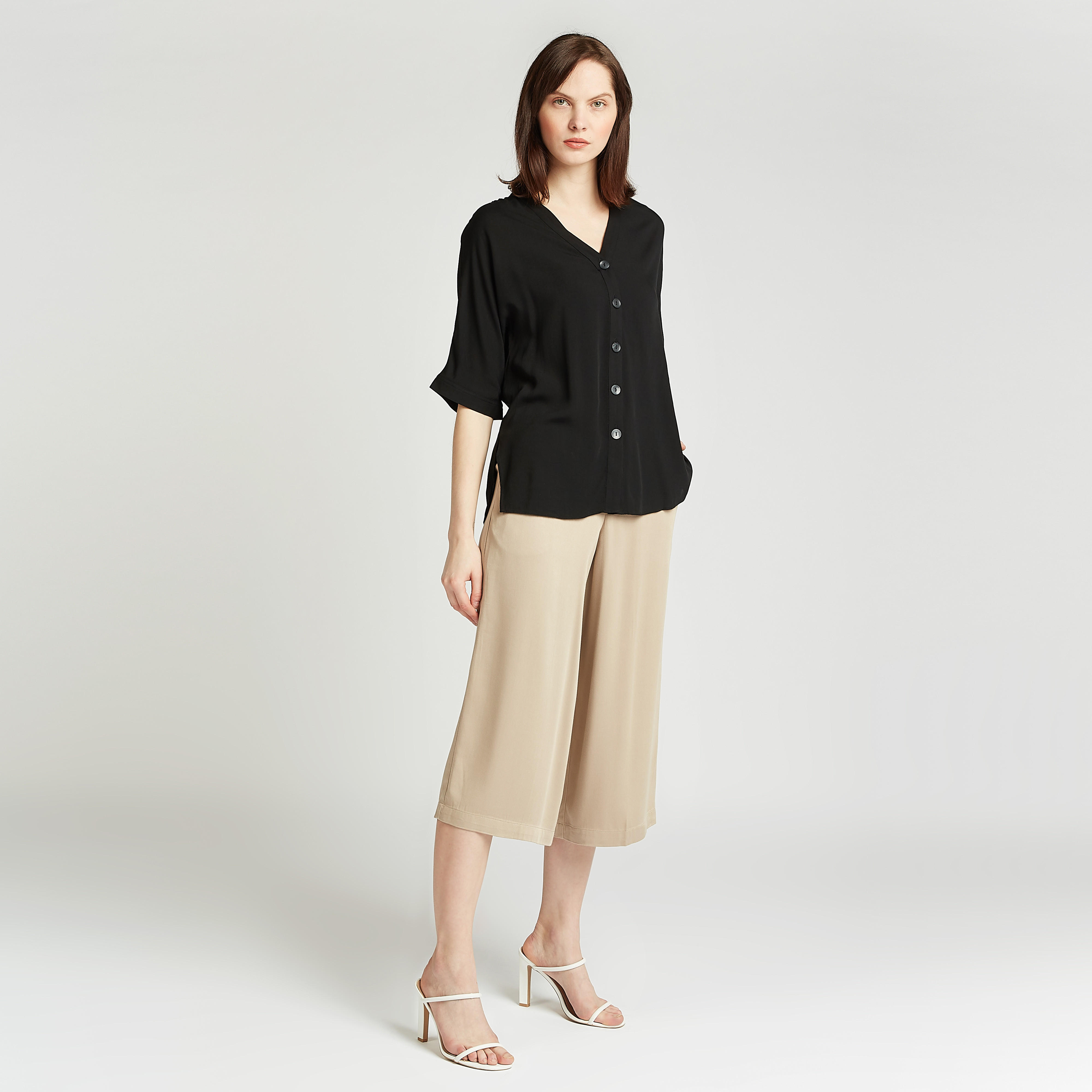 بنطلون 3/4 سليم بارز الملمس بتفاصيل جيوب وعراوي حزام-women-clothing-bottoms-trousers-image-2