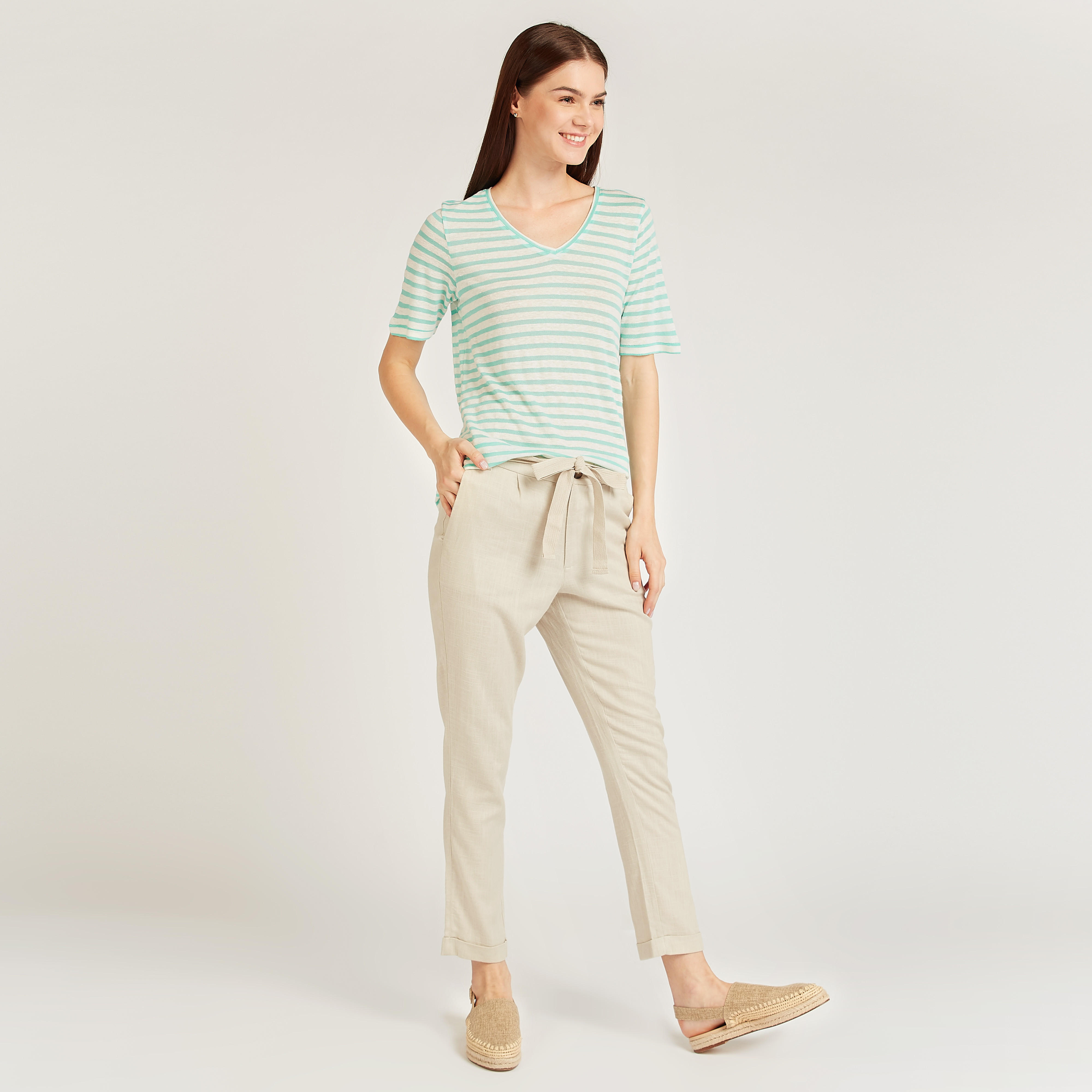 تيشيرت سليم مخطط بياقة V وأكمام قصيرة-women-clothing-tshirts-image-2