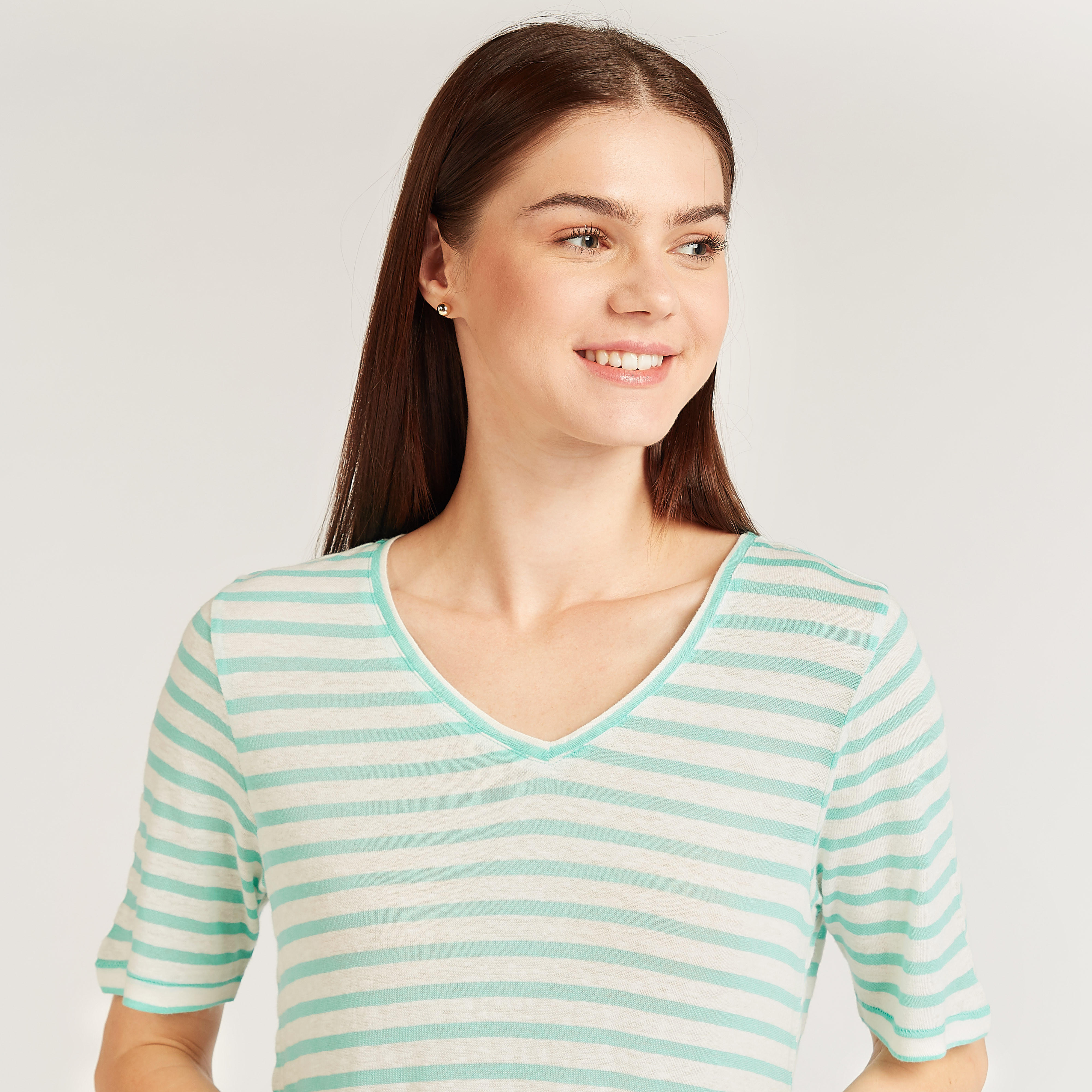 تيشيرت سليم مخطط بياقة V وأكمام قصيرة-women-clothing-tshirts-image-3
