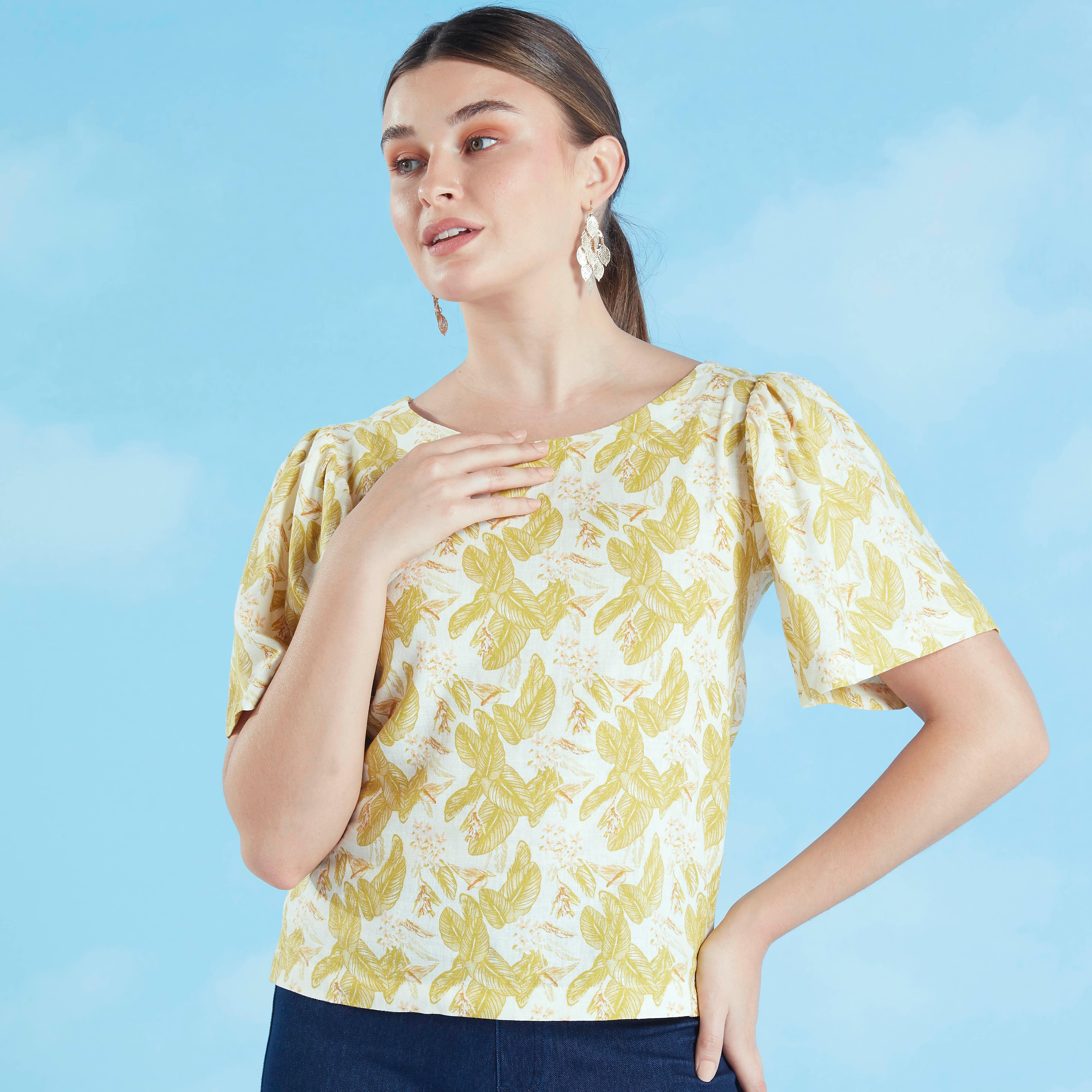 بلوزة بقصة سليم بياقة قارب وأكمام واسعة وطبعات-women-clothing-shirtsandblouses-blouses-image-1