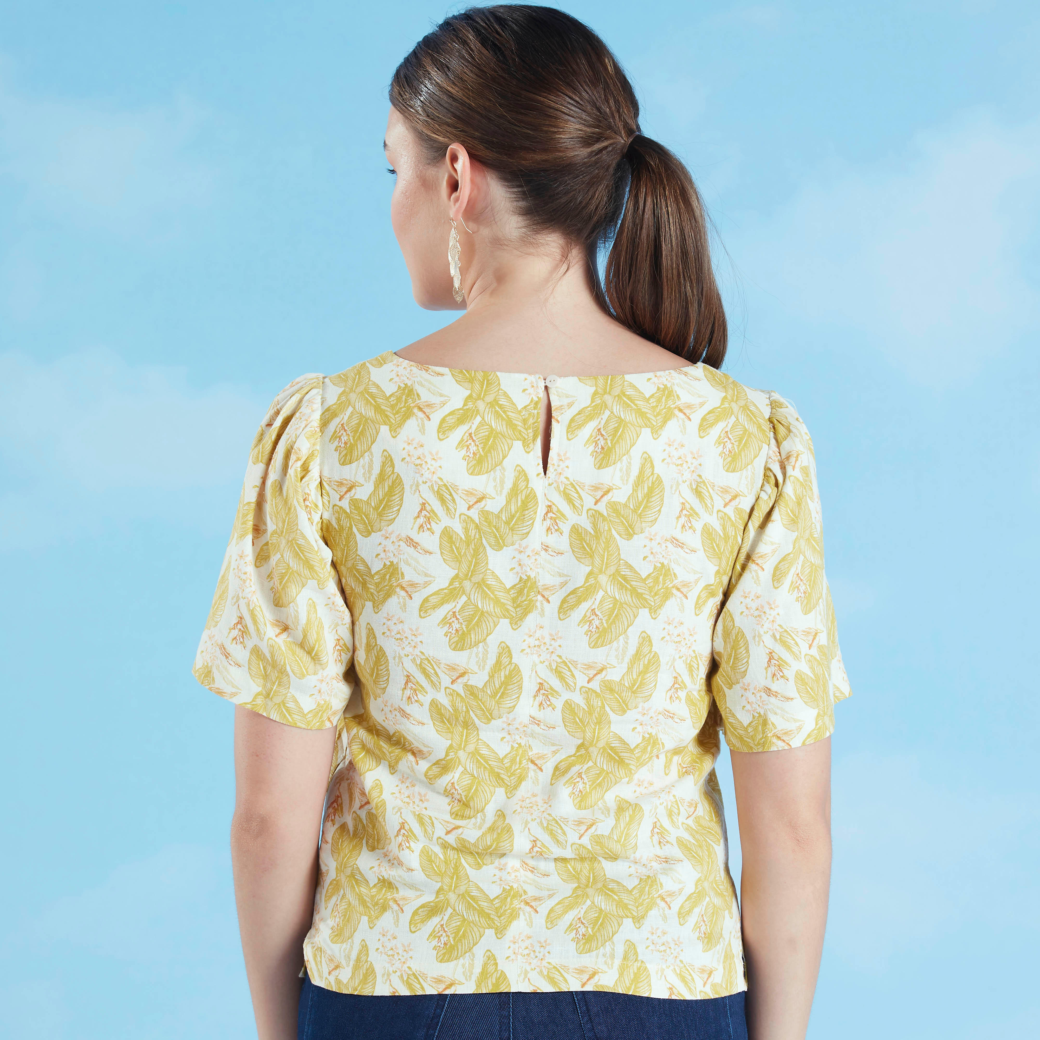 بلوزة بقصة سليم بياقة قارب وأكمام واسعة وطبعات-women-clothing-shirtsandblouses-blouses-image-4