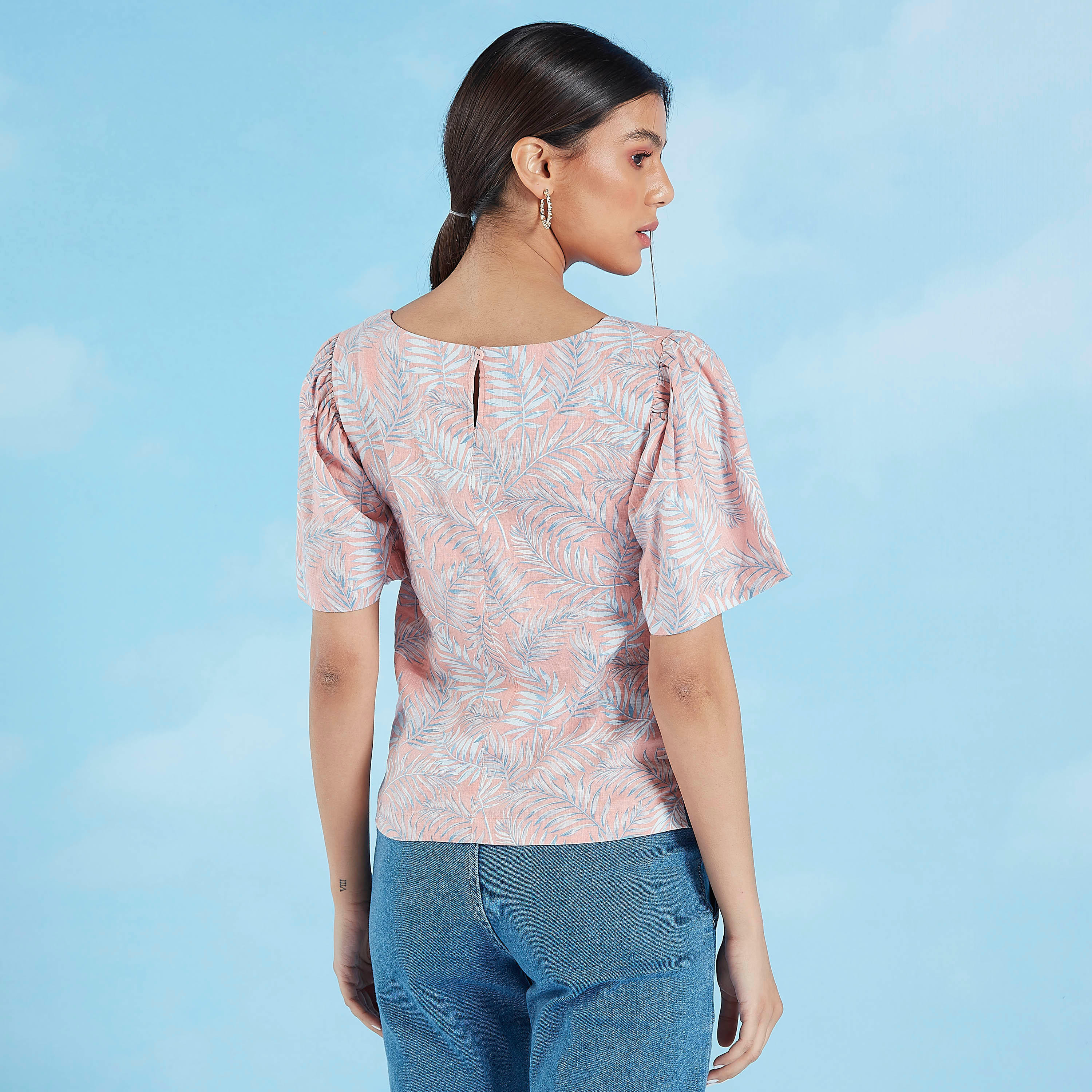 بلوزة سليم فيت بياقة مستديرة وأكمام واسعة وطبعات-women-clothing-shirtsandblouses-blouses-image-4