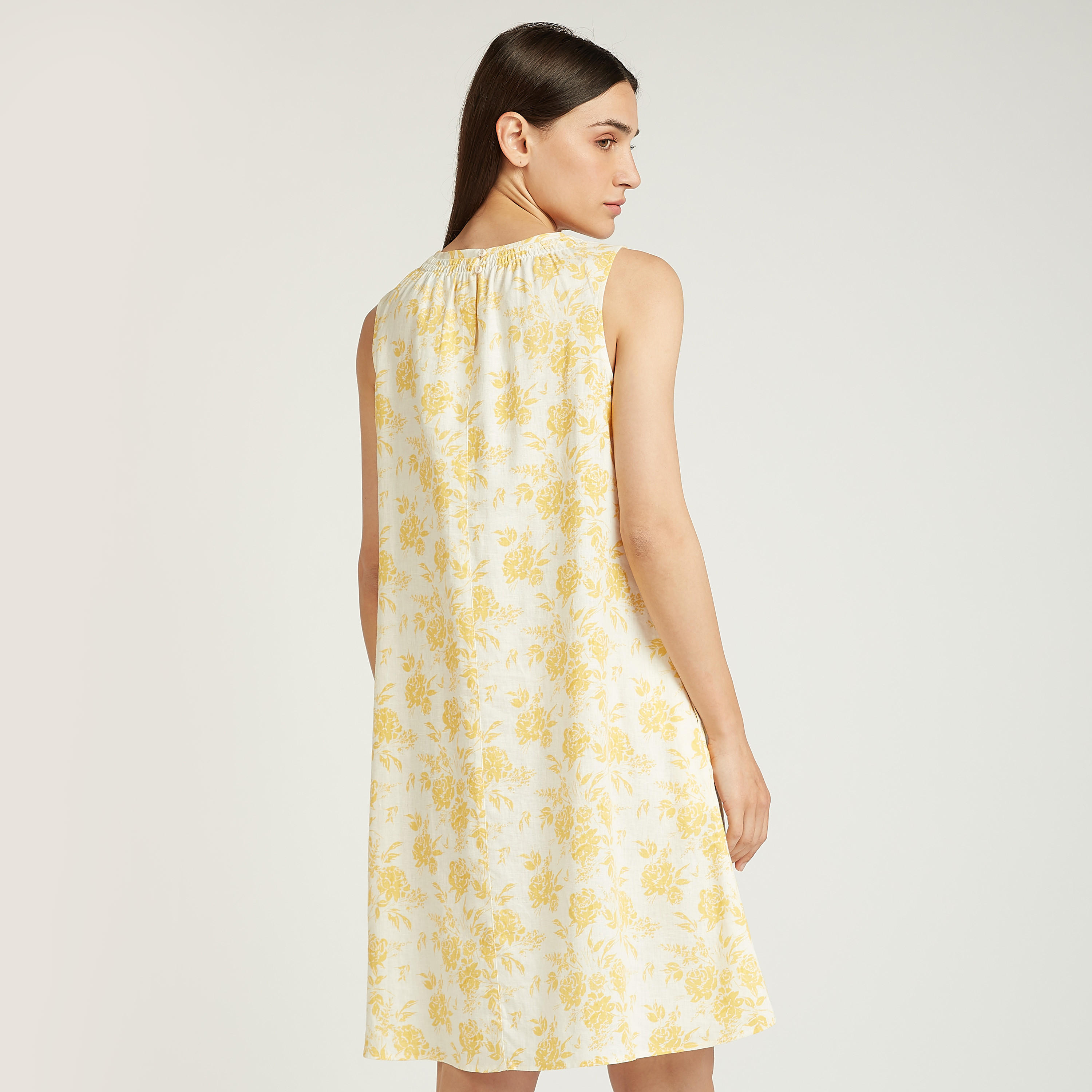 فستان قصير بقصة سليم دون أكمام بياقة ضيقة وطبعات-women-clothing-dresses-image-4