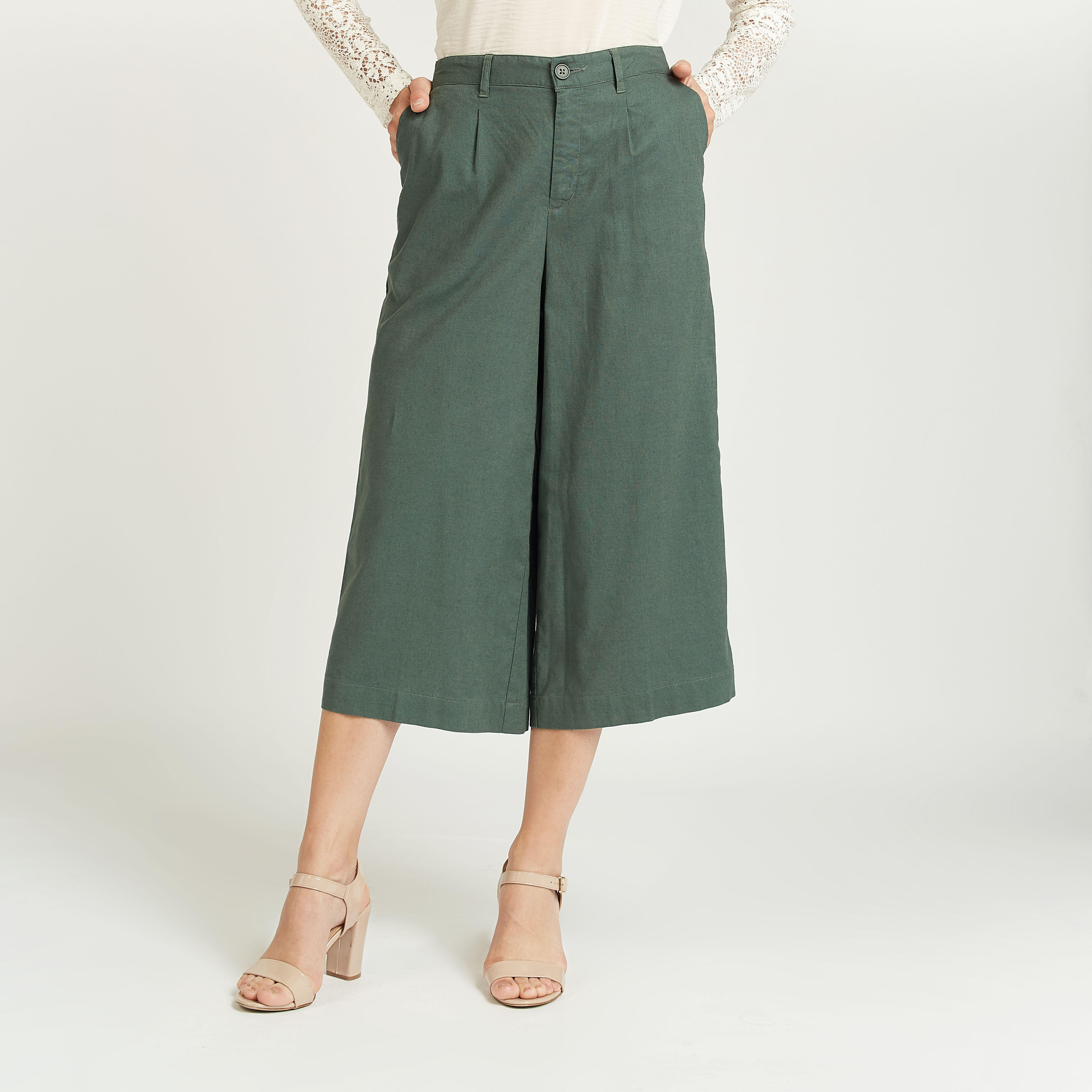 بنطلون قصير سادة بقصة سليم بعراوي وتفاصيل جيوب-women-clothing-bottoms-trousers-image-1