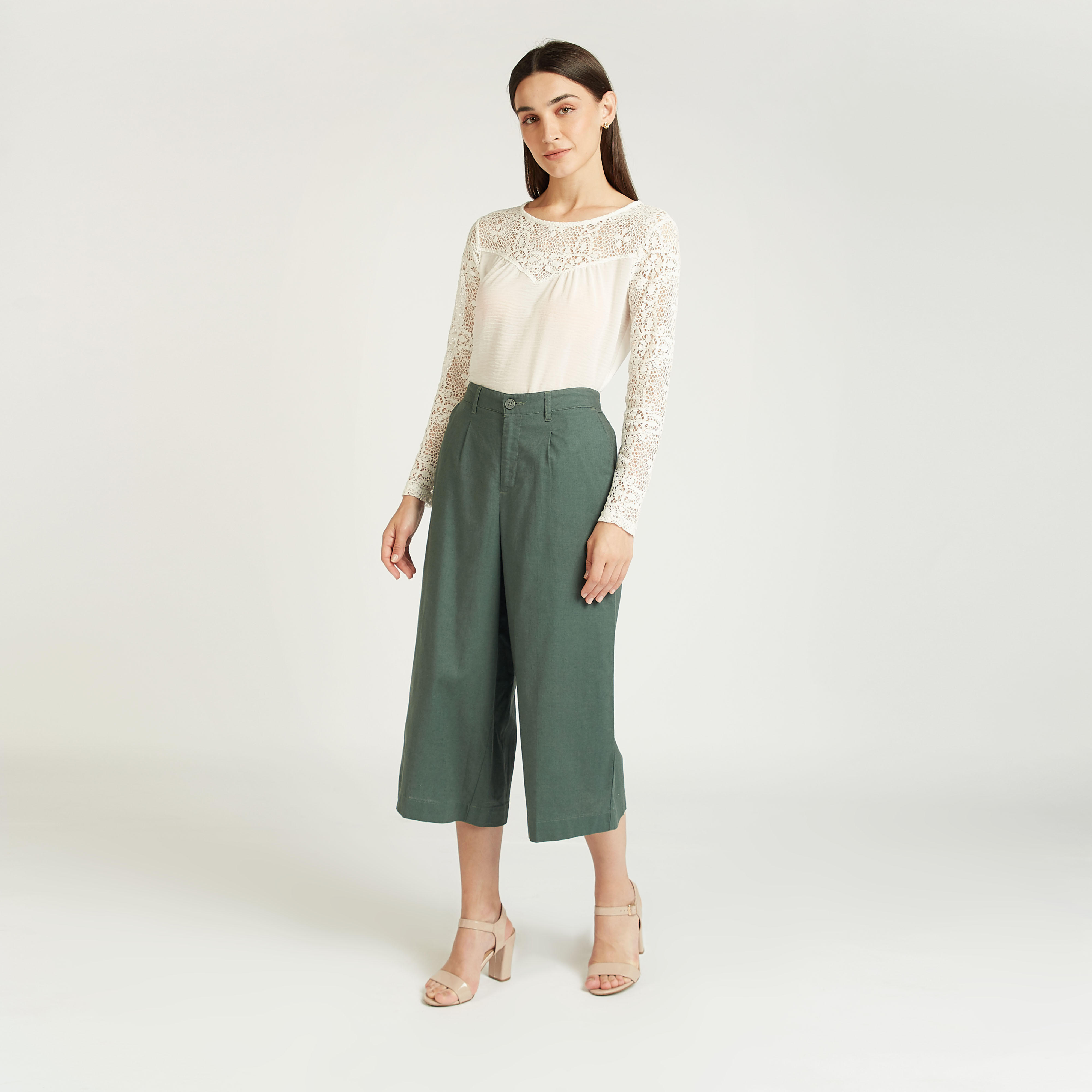 بنطلون قصير سادة بقصة سليم بعراوي وتفاصيل جيوب-women-clothing-bottoms-trousers-image-2