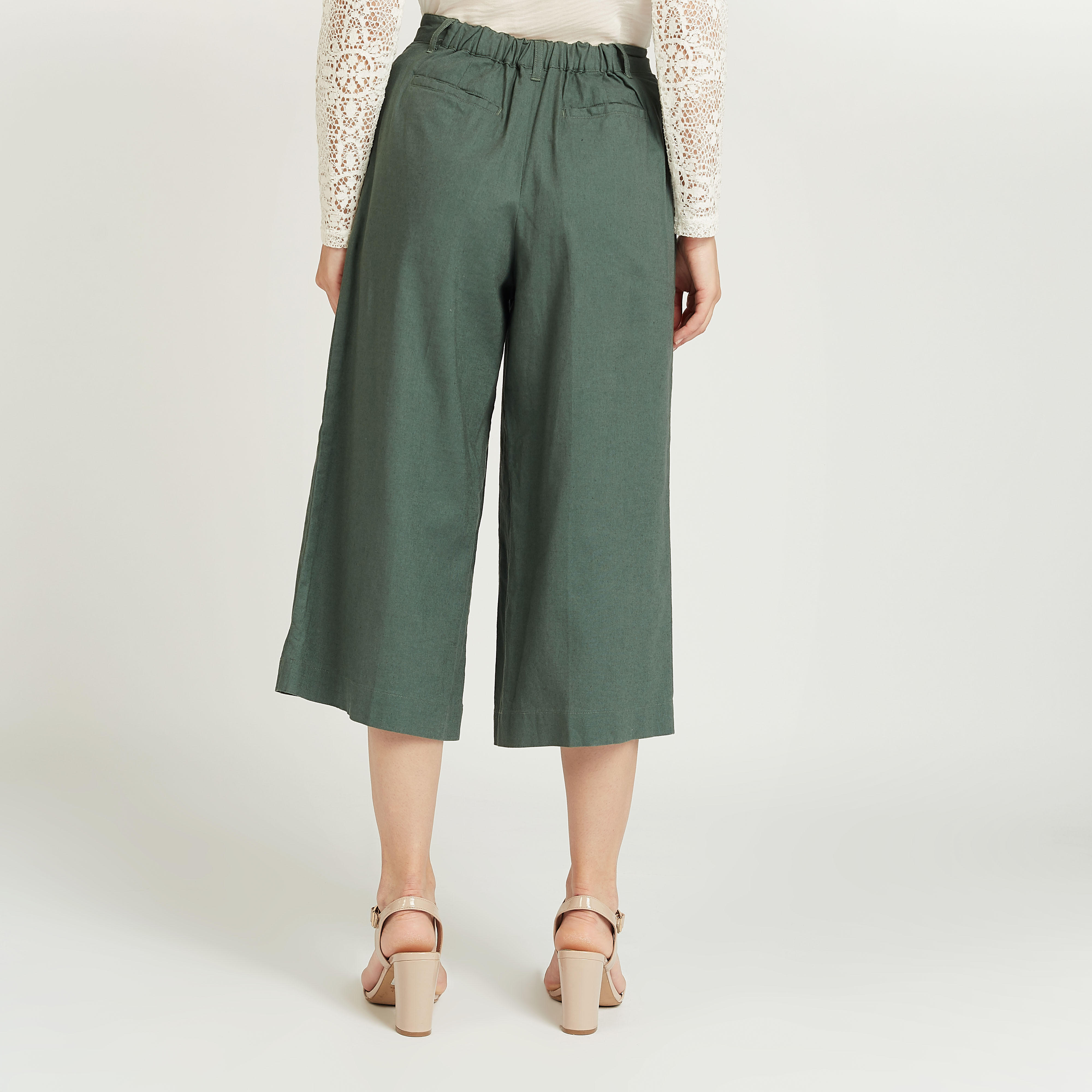بنطلون قصير سادة بقصة سليم بعراوي وتفاصيل جيوب-women-clothing-bottoms-trousers-image-4