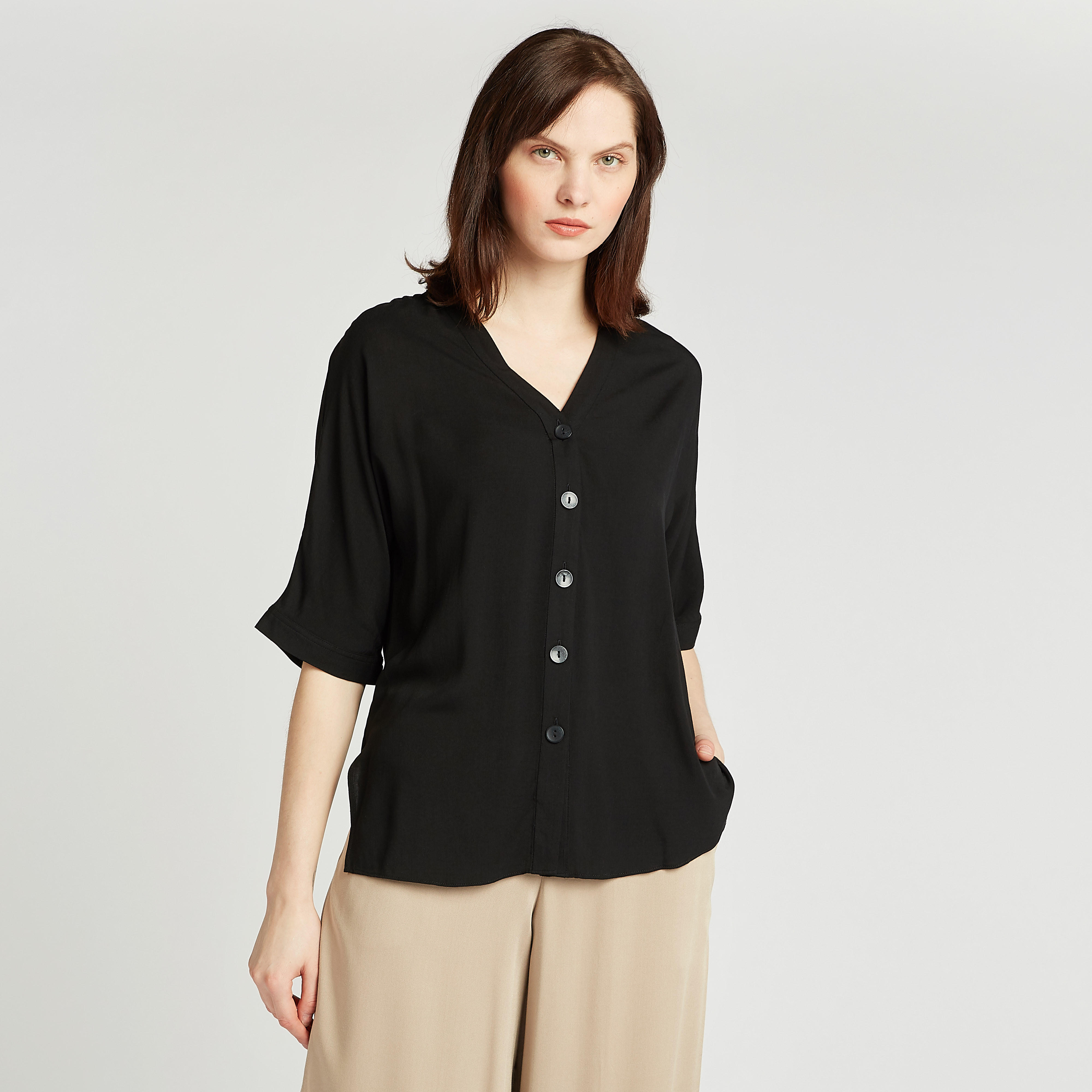 قميص سادة بقصة سليم بياقة V واكمام متمدّدة-women-clothing-shirtsandblouses-shirts-image-4