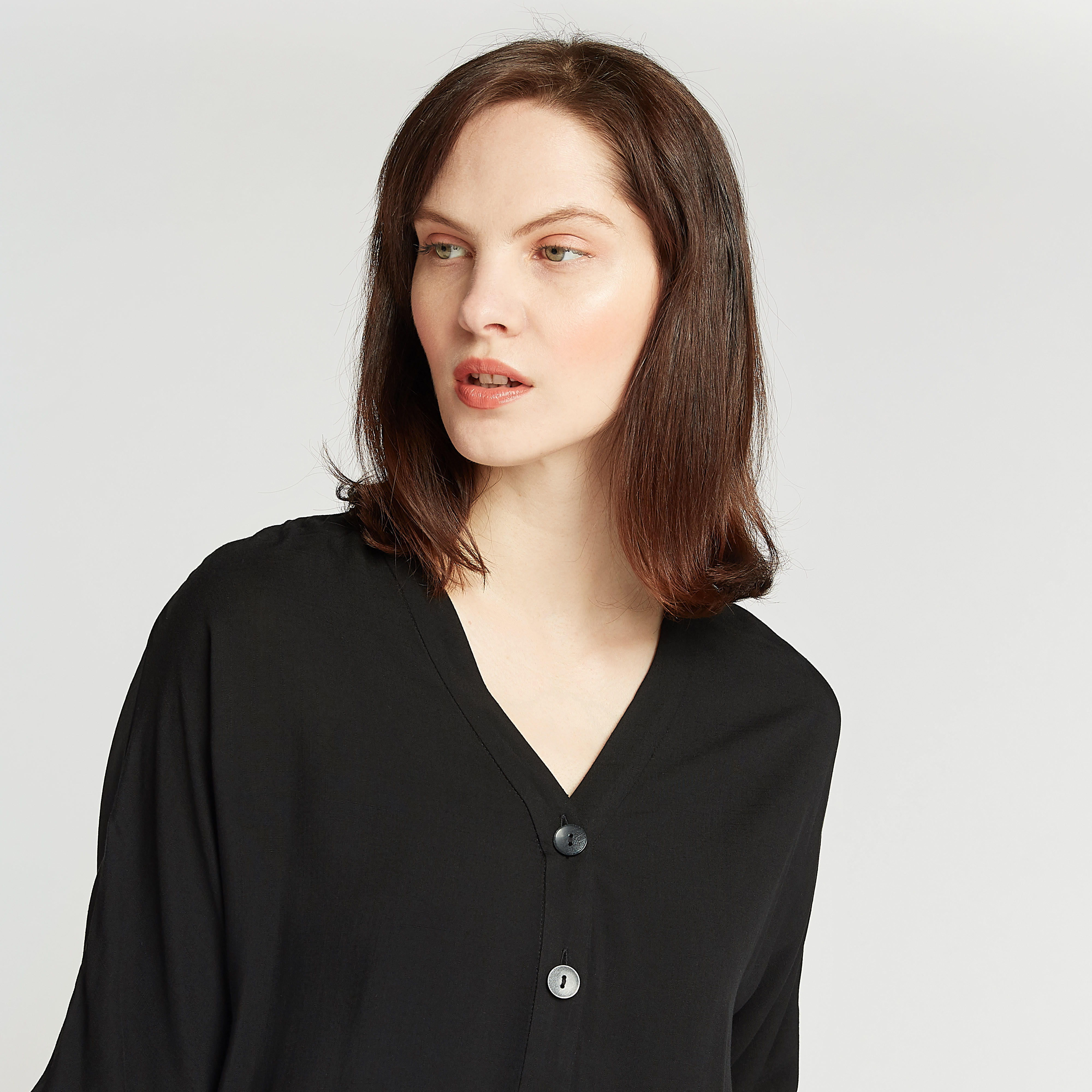 قميص سادة بقصة سليم بياقة V واكمام متمدّدة-women-clothing-shirtsandblouses-shirts-image-2