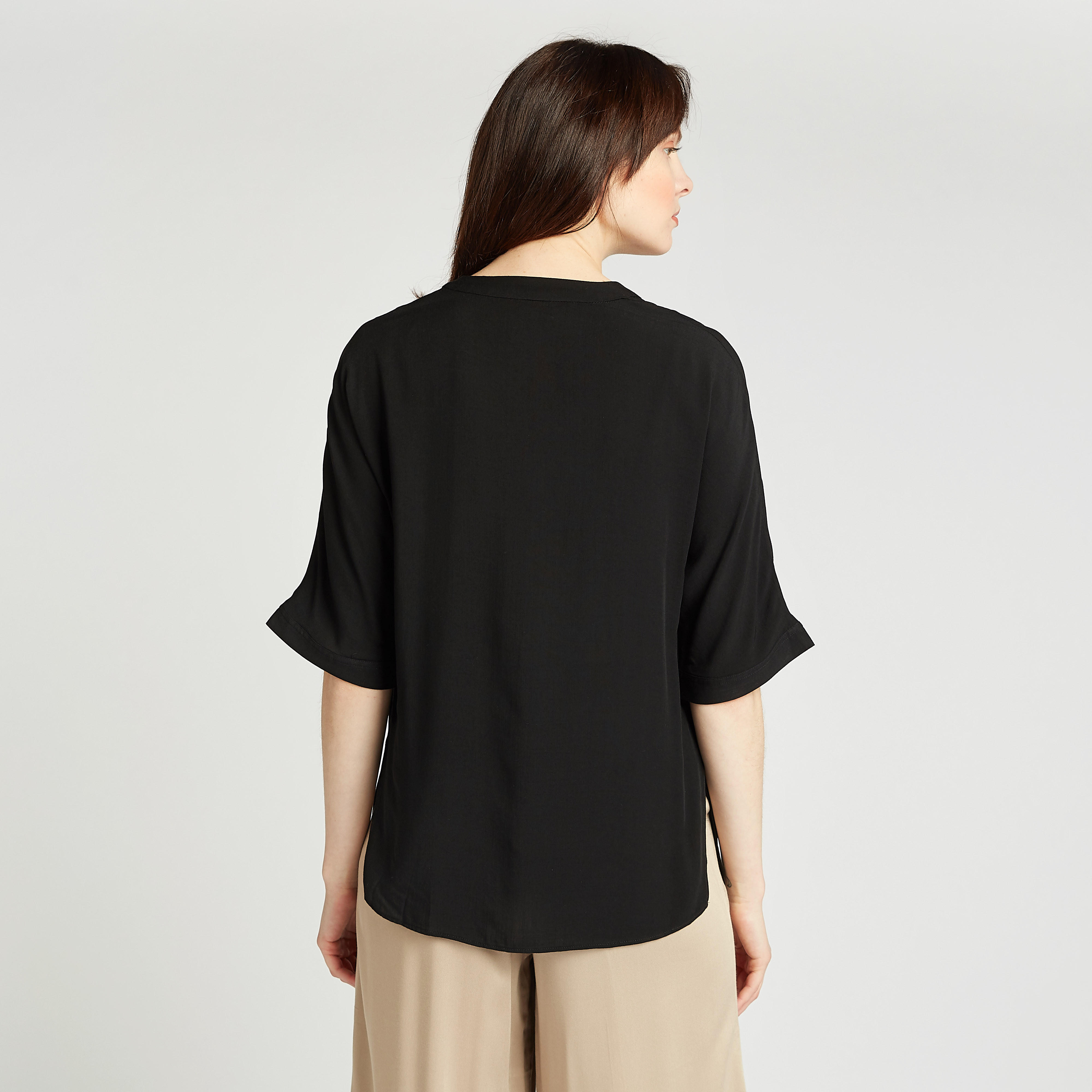 قميص سادة بقصة سليم بياقة V واكمام متمدّدة-women-clothing-shirtsandblouses-shirts-image-1