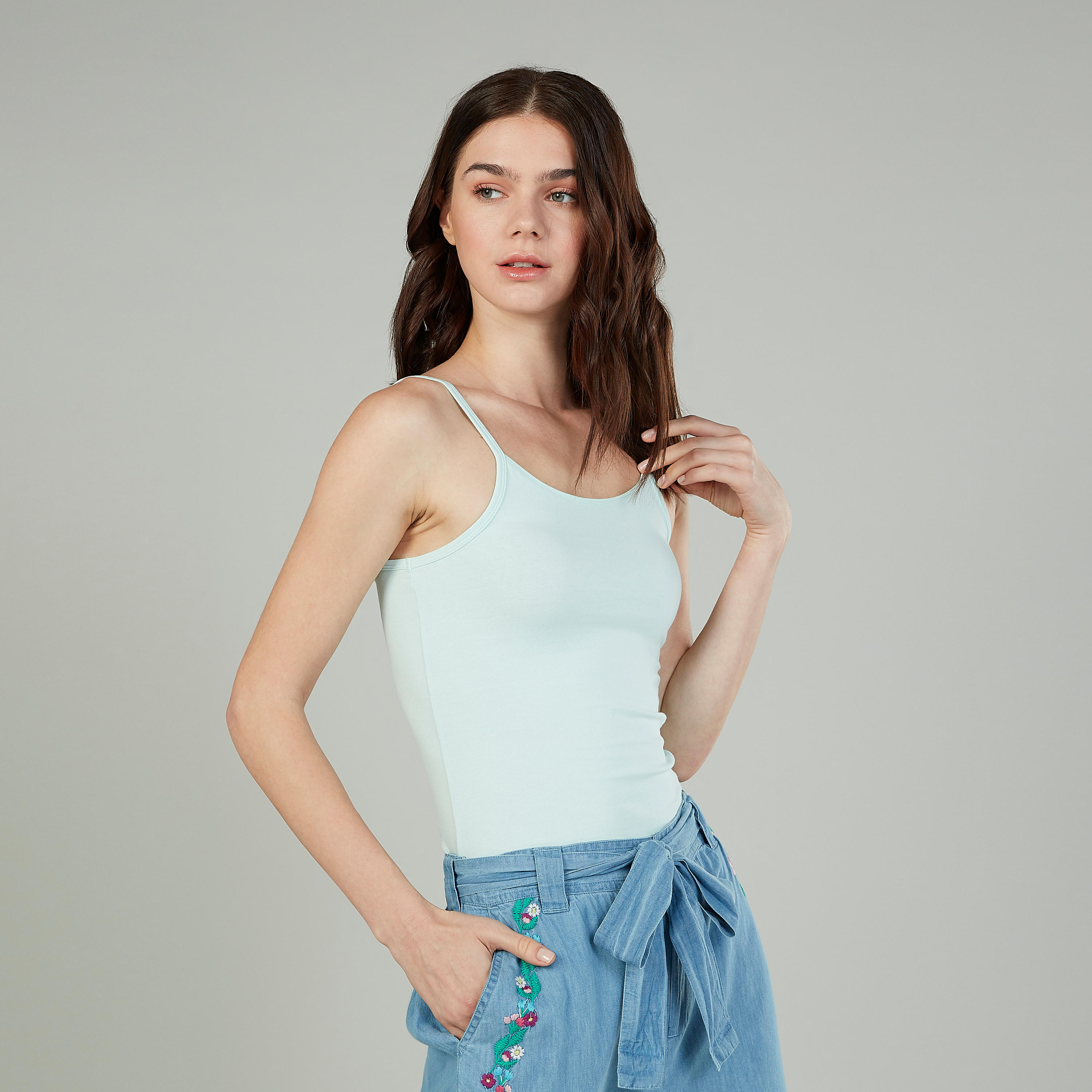 بلوزة كامي سادة بياقة واسعة وحمّالات رفيعة-women-clothing-tshirts-image-5