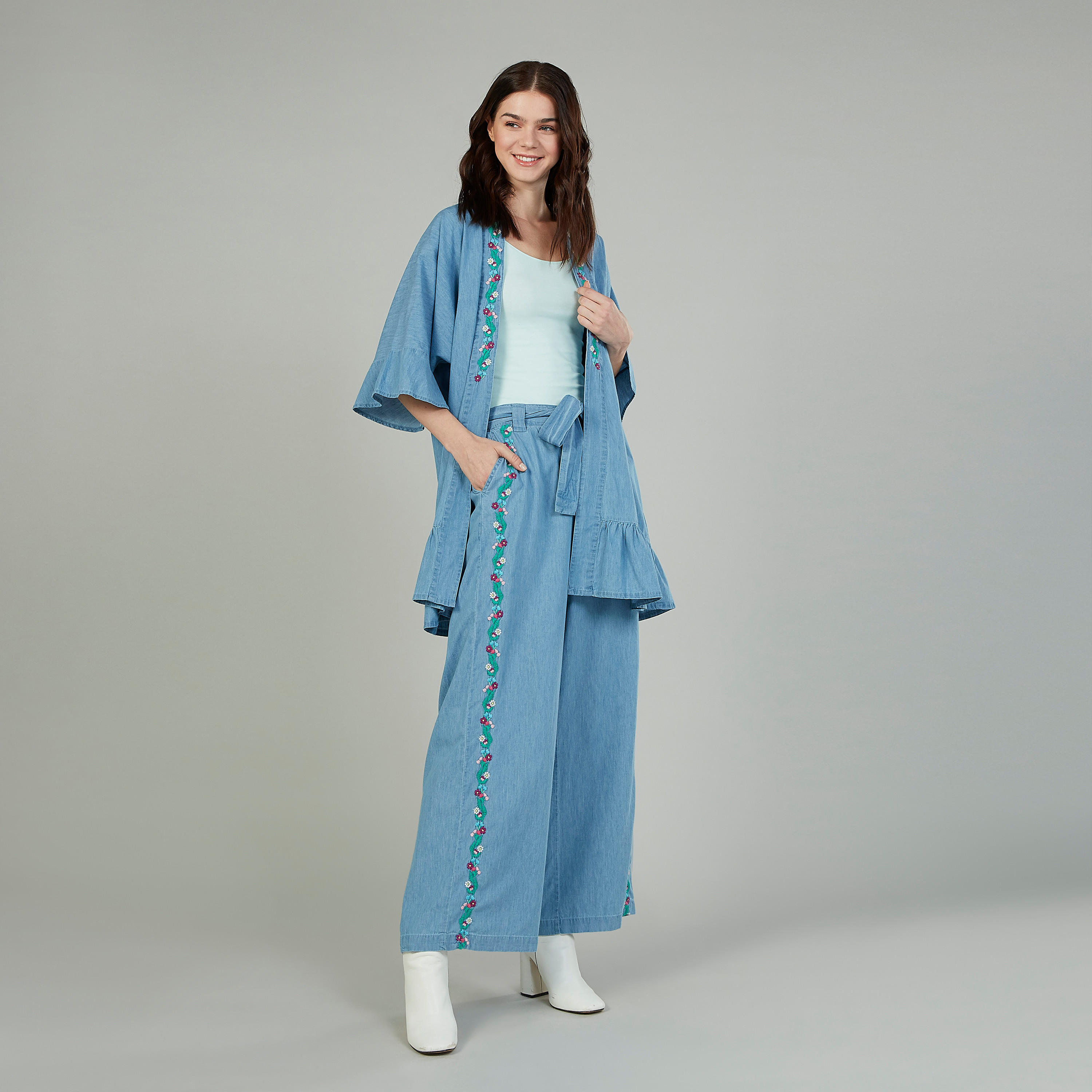 بلوزة كامي سادة بياقة واسعة وحمّالات رفيعة-women-clothing-tshirts-image-4
