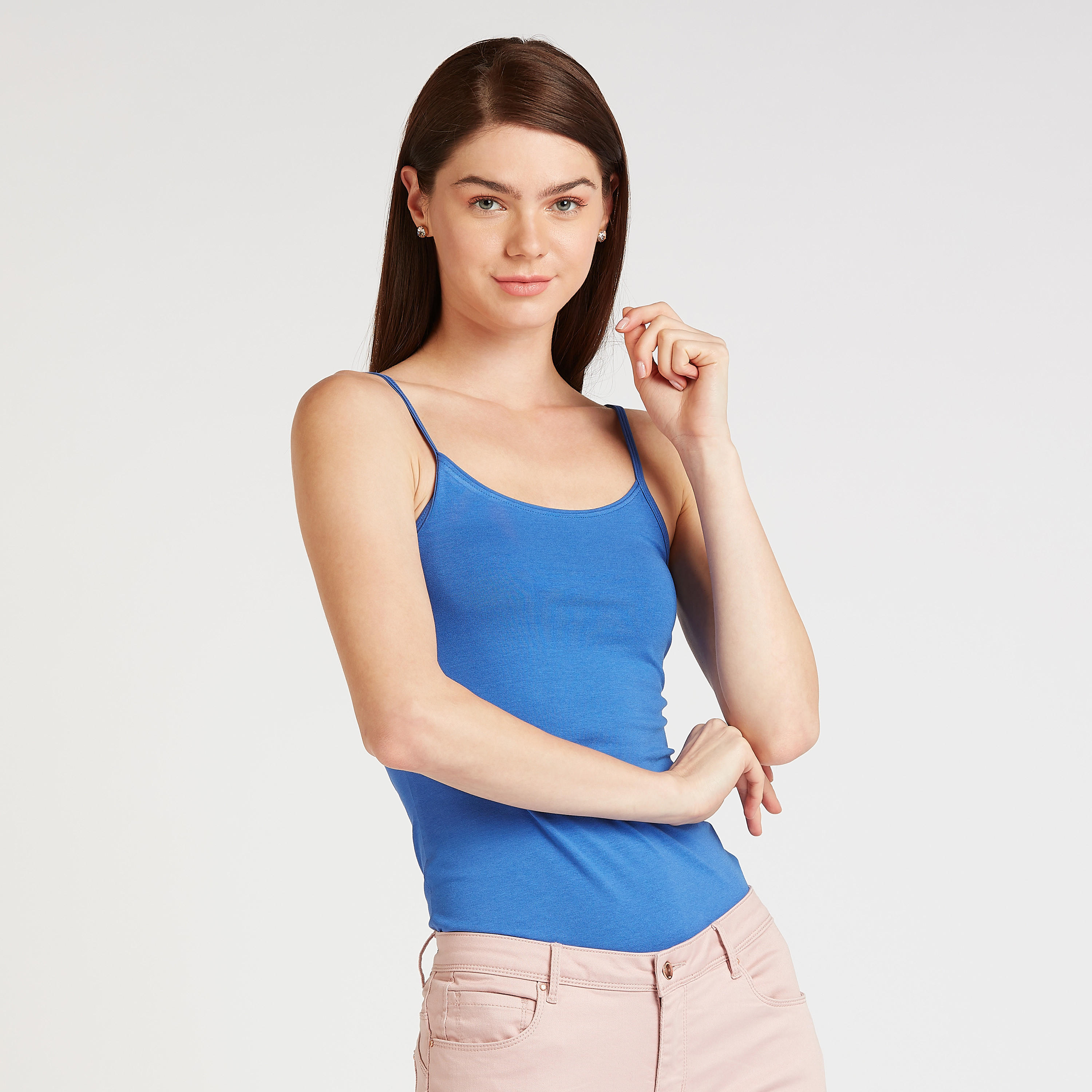 بلوزة كامي سادة بياقة عميقة وحمّالات رفيعة-women-clothing-tshirts-image-1