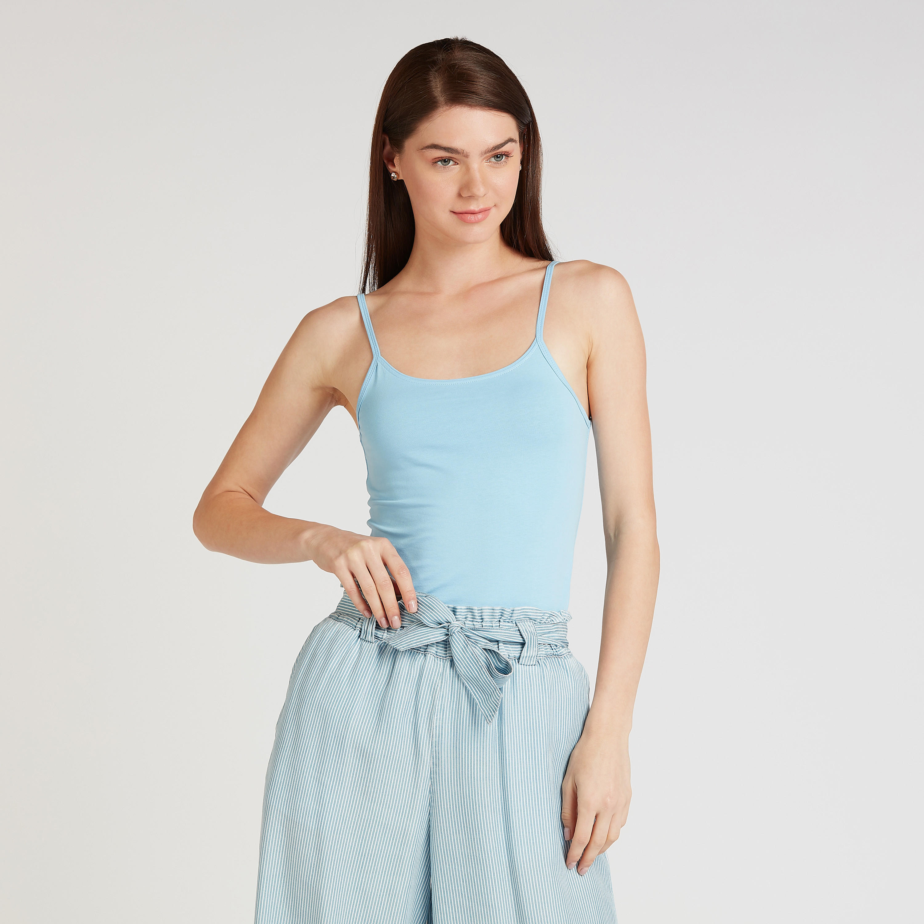 بلوزة كامي سادة بياقة عميقة وحمّالات رفيعة-women-clothing-tshirts-image-5