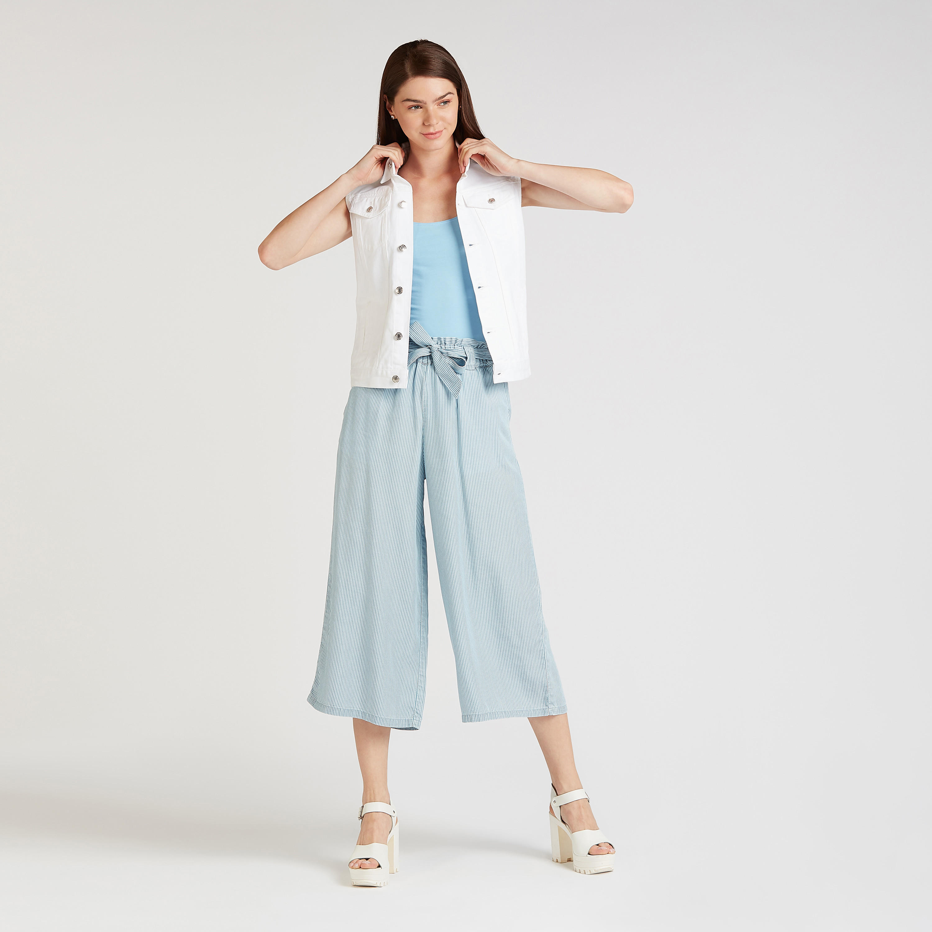 بلوزة كامي سادة بياقة عميقة وحمّالات رفيعة-women-clothing-tshirts-image-4