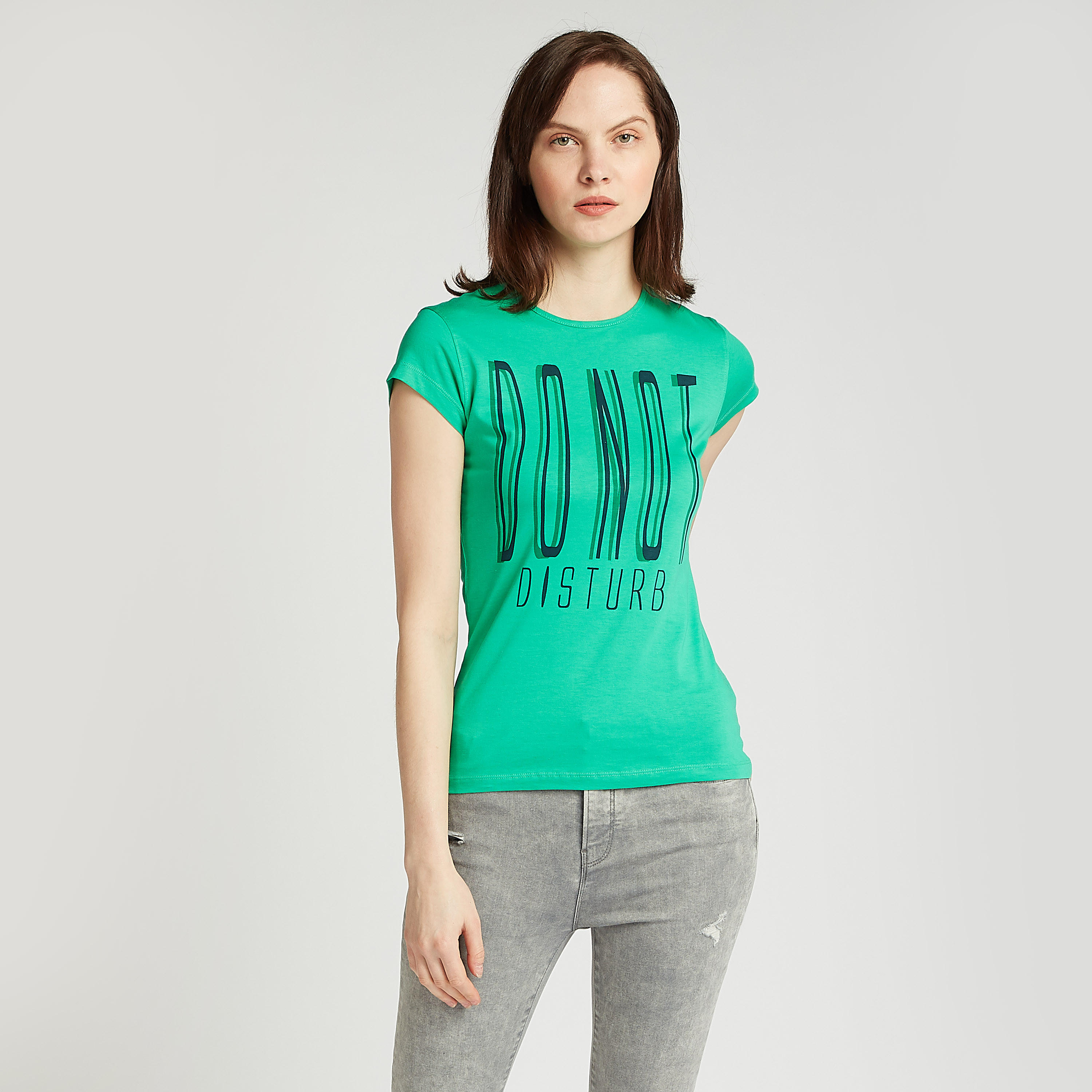 تيشيرت سليم بياقة ضيقة وأكمام كاب وطبعات تيبوغرافيك-women-clothing-tshirts-image-1