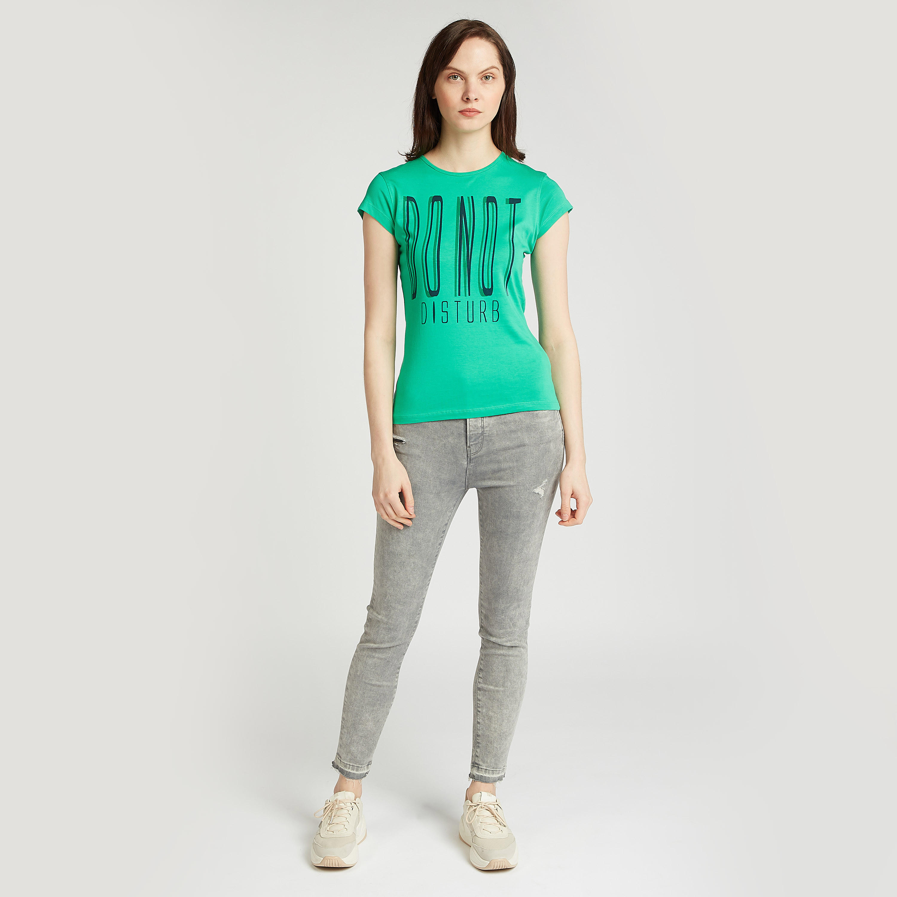 تيشيرت سليم بياقة ضيقة وأكمام كاب وطبعات تيبوغرافيك-women-clothing-tshirts-image-2