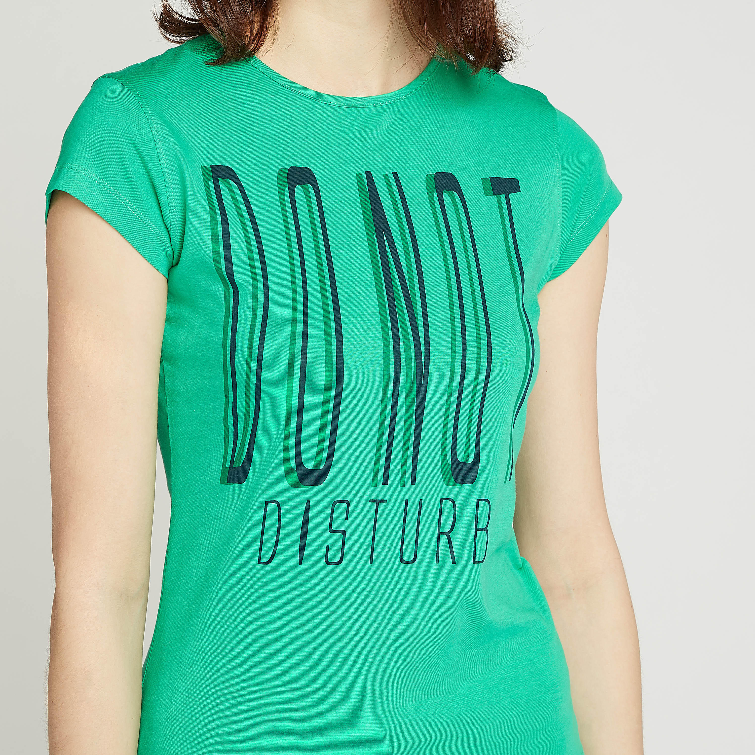 تيشيرت سليم بياقة ضيقة وأكمام كاب وطبعات تيبوغرافيك-women-clothing-tshirts-image-3