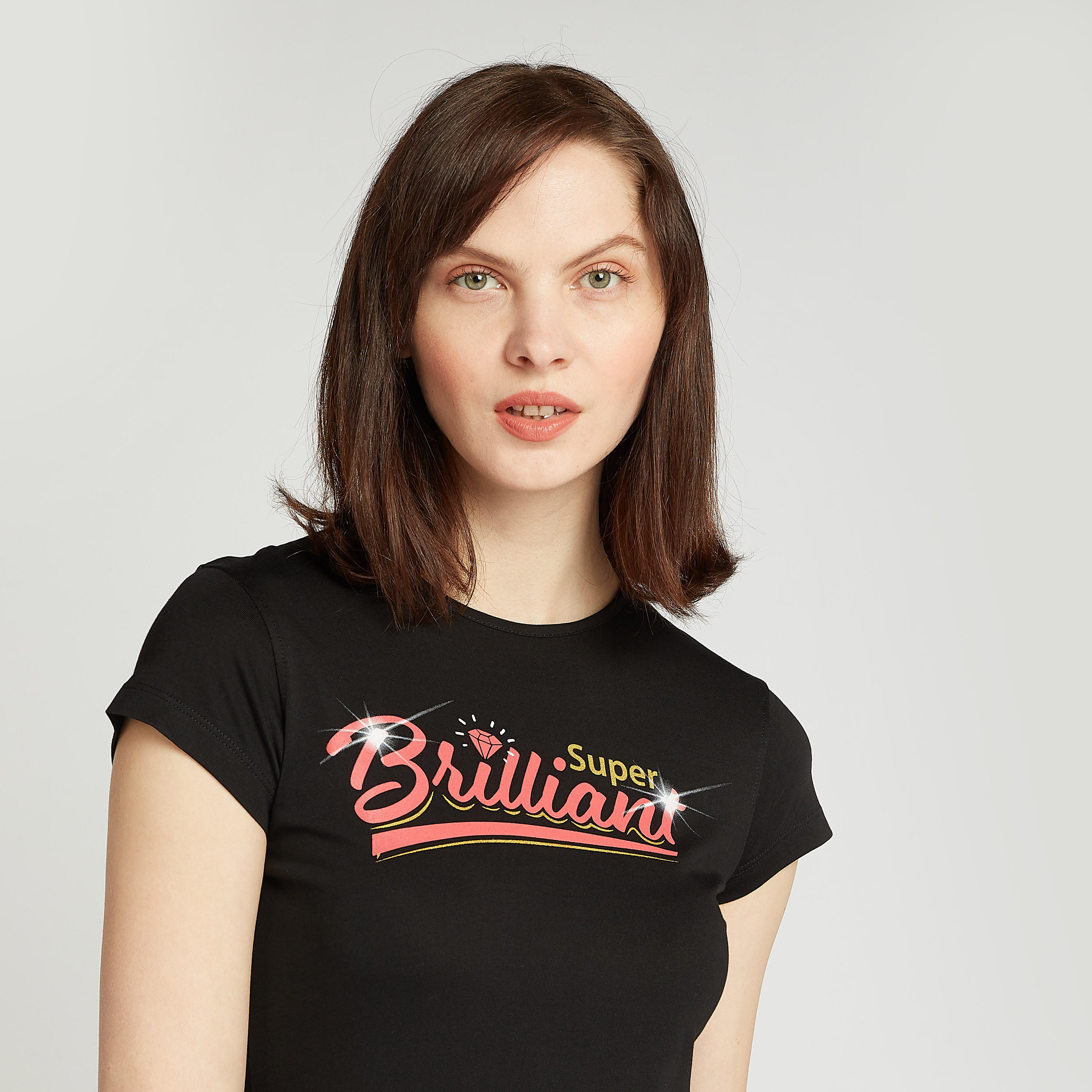 تيشيرت سليم بياقة ضيقة وأكمام كاب وطبعات تيبوغرافيك-women-clothing-tshirts-image-3