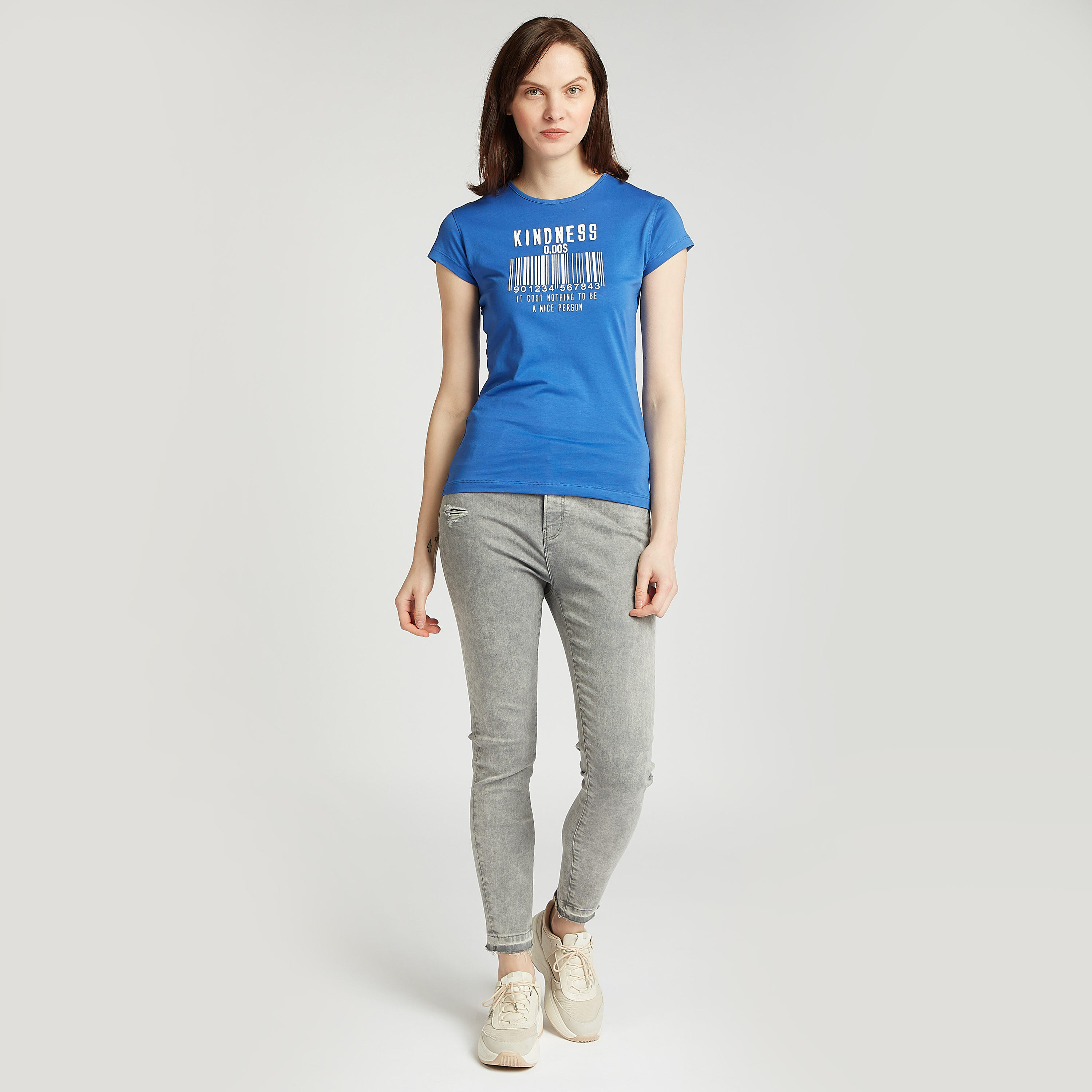 تيشيرت سليم بياقة ضيقة وأكمام كاب وطبعات تيبوغرافيك-women-clothing-tshirts-image-2