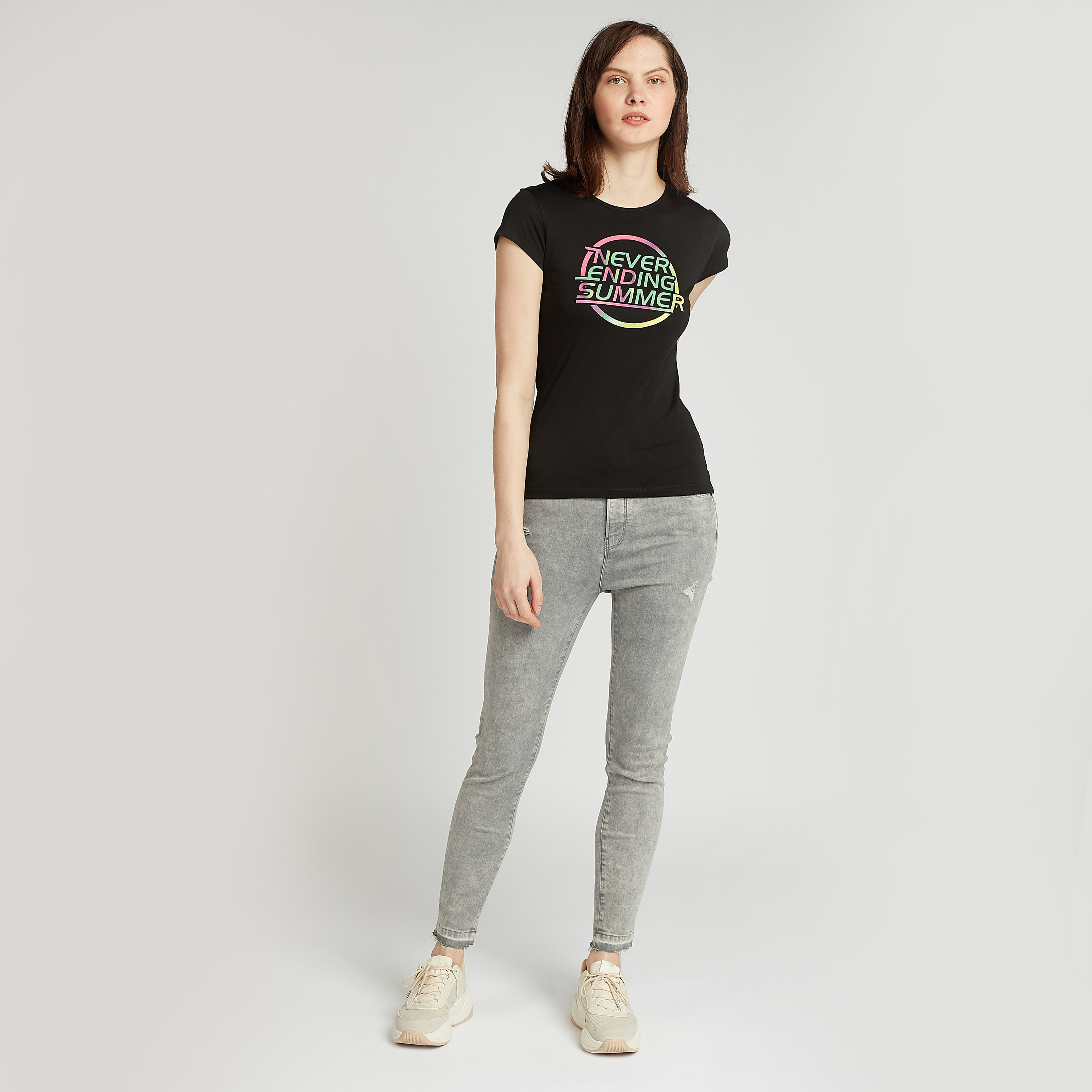 تيشيرت سليم بياقة ضيقة وأكمام كاب وطبعات تيبوغرافيك-women-clothing-tshirts-image-2