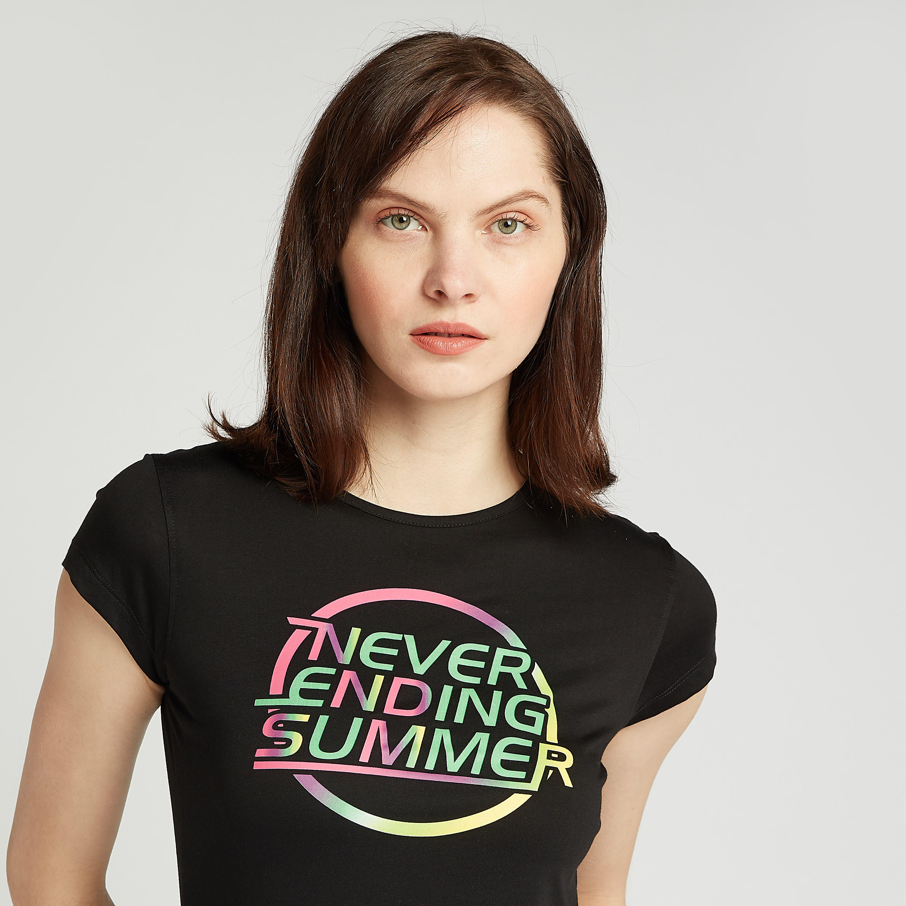 تيشيرت سليم بياقة ضيقة وأكمام كاب وطبعات تيبوغرافيك-women-clothing-tshirts-image-3