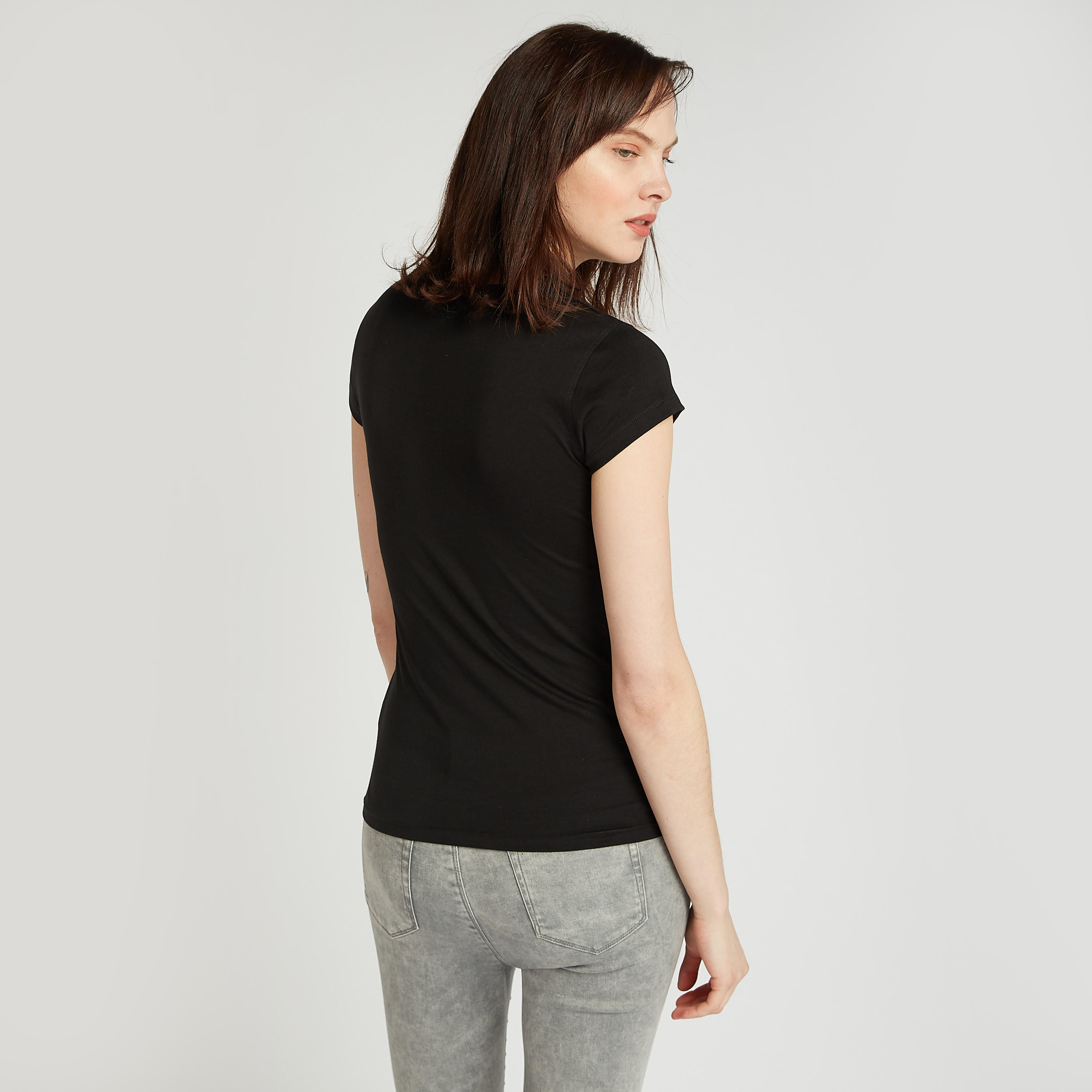 تيشيرت سليم بياقة ضيقة وأكمام كاب وطبعات تيبوغرافيك-women-clothing-tshirts-image-4