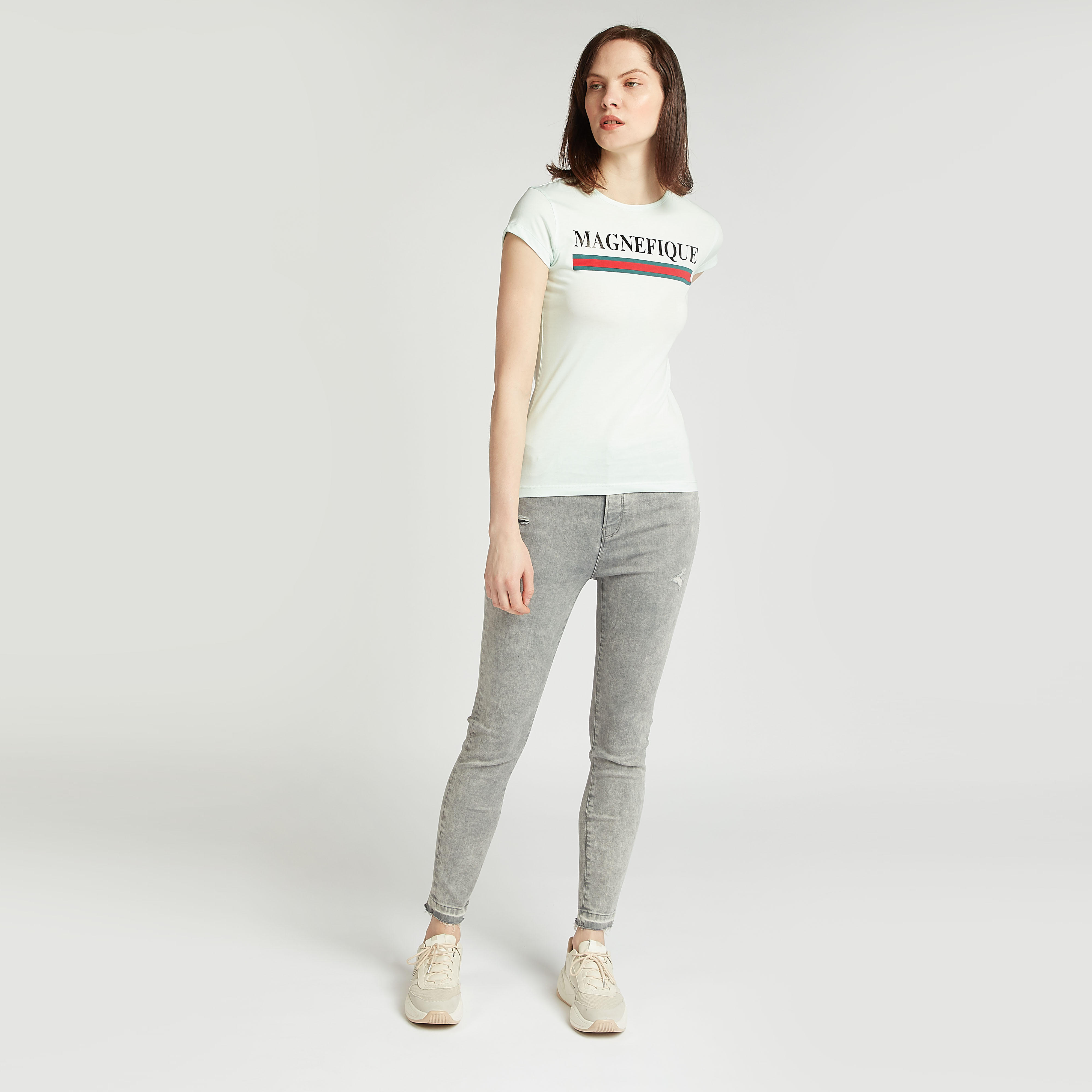 تيشيرت سليم بياقة مستديرة وأكمام كاب وطبعات تيبوغرافيك-women-clothing-tshirts-image-2