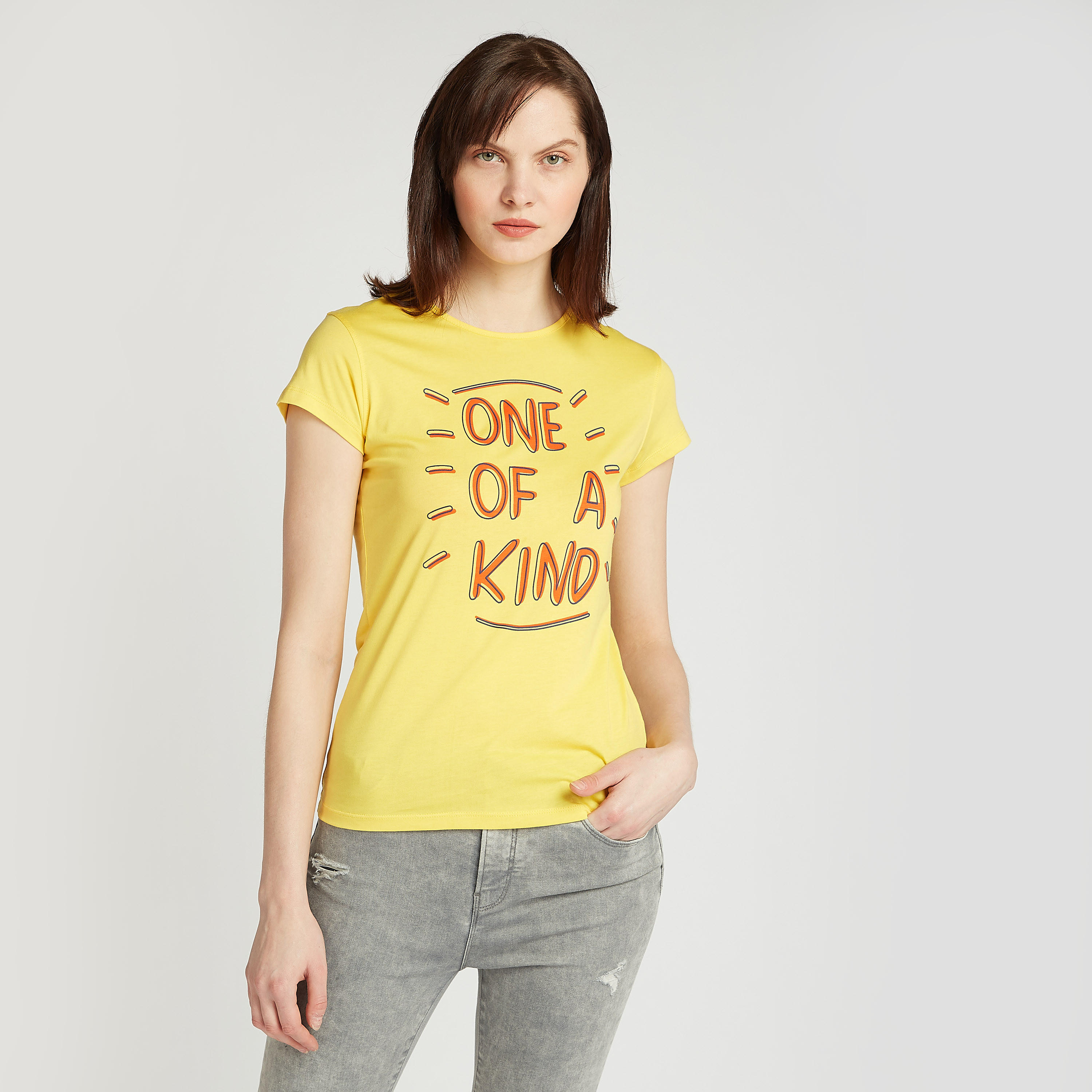 تيشيرت سليم بياقة ضيقة وأكمام كاب وطبعات تيبوغرافيك-women-clothing-tshirts-image-1