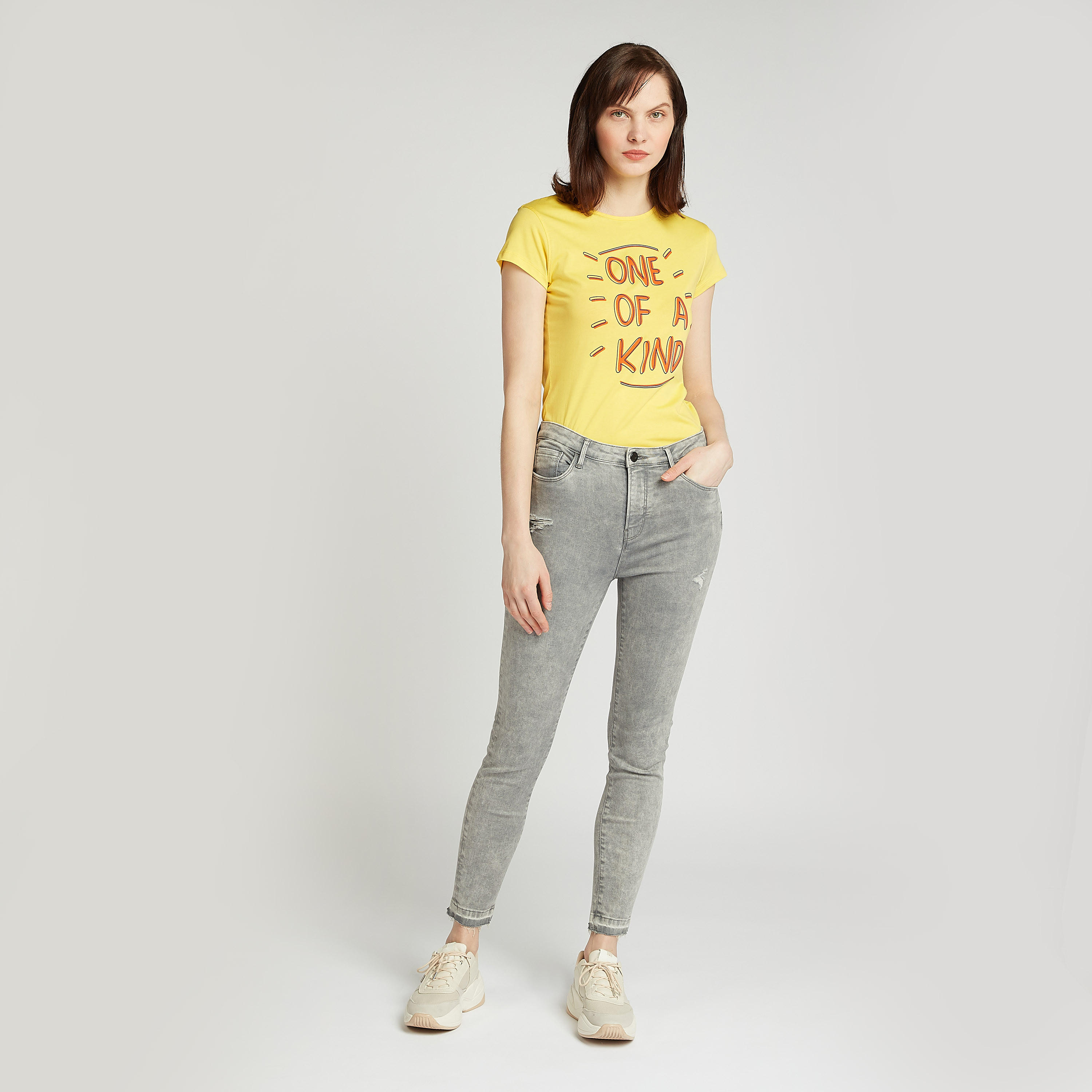 تيشيرت سليم بياقة ضيقة وأكمام كاب وطبعات تيبوغرافيك-women-clothing-tshirts-image-2