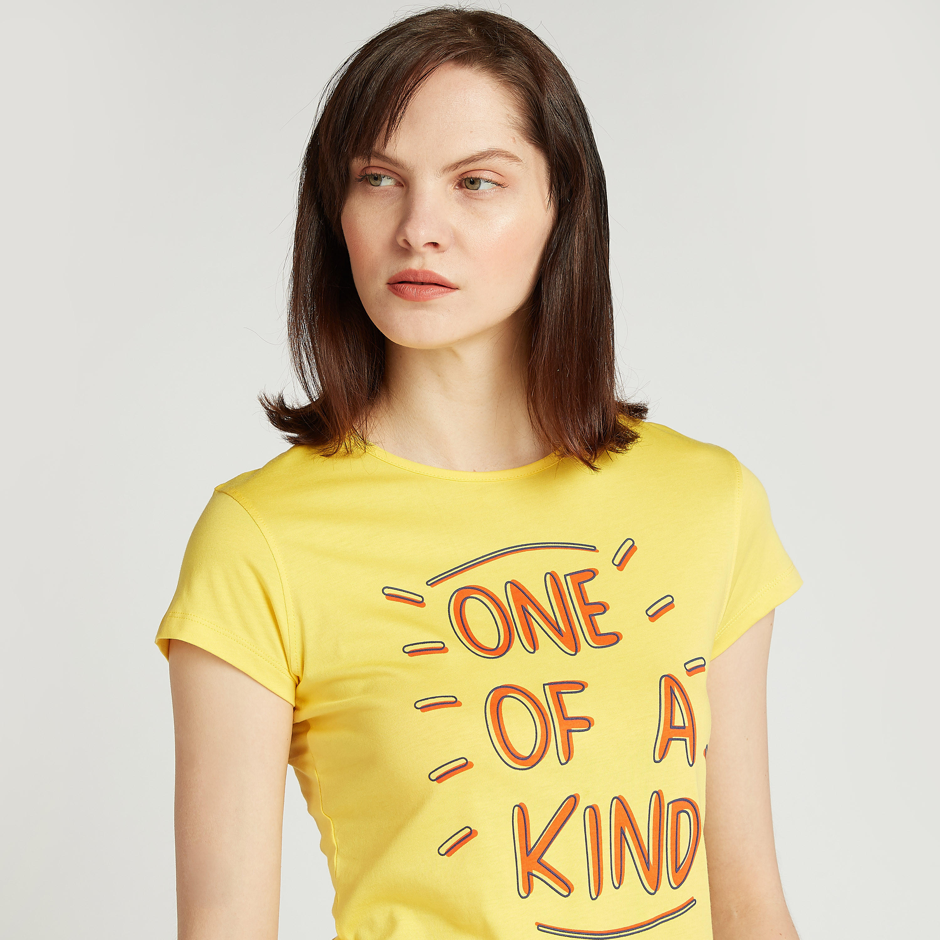 تيشيرت سليم بياقة ضيقة وأكمام كاب وطبعات تيبوغرافيك-women-clothing-tshirts-image-3