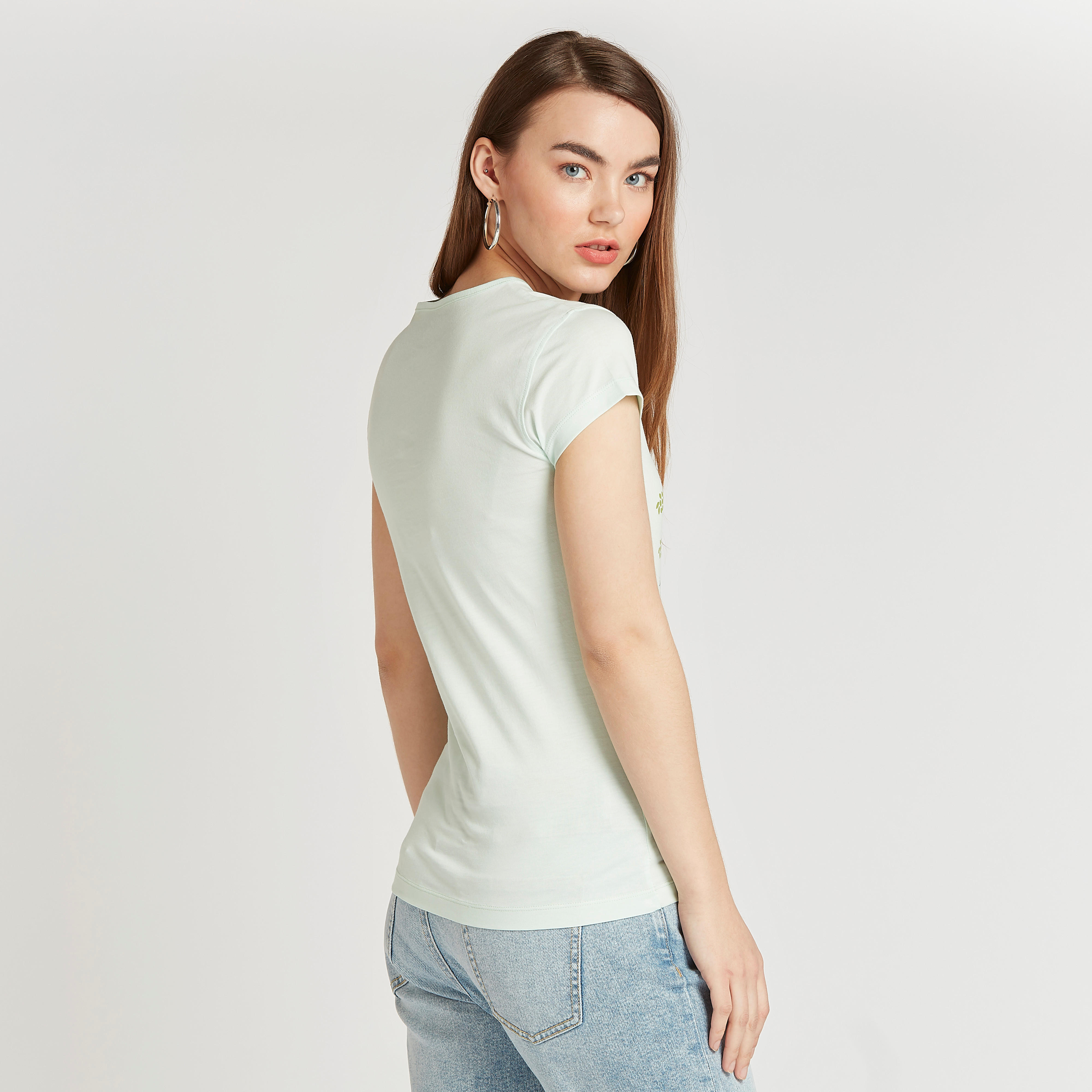تيشيرت سليم بياقة ضيقة وأكمام كاب وطبعات جرافيك-women-clothing-tshirts-image-4
