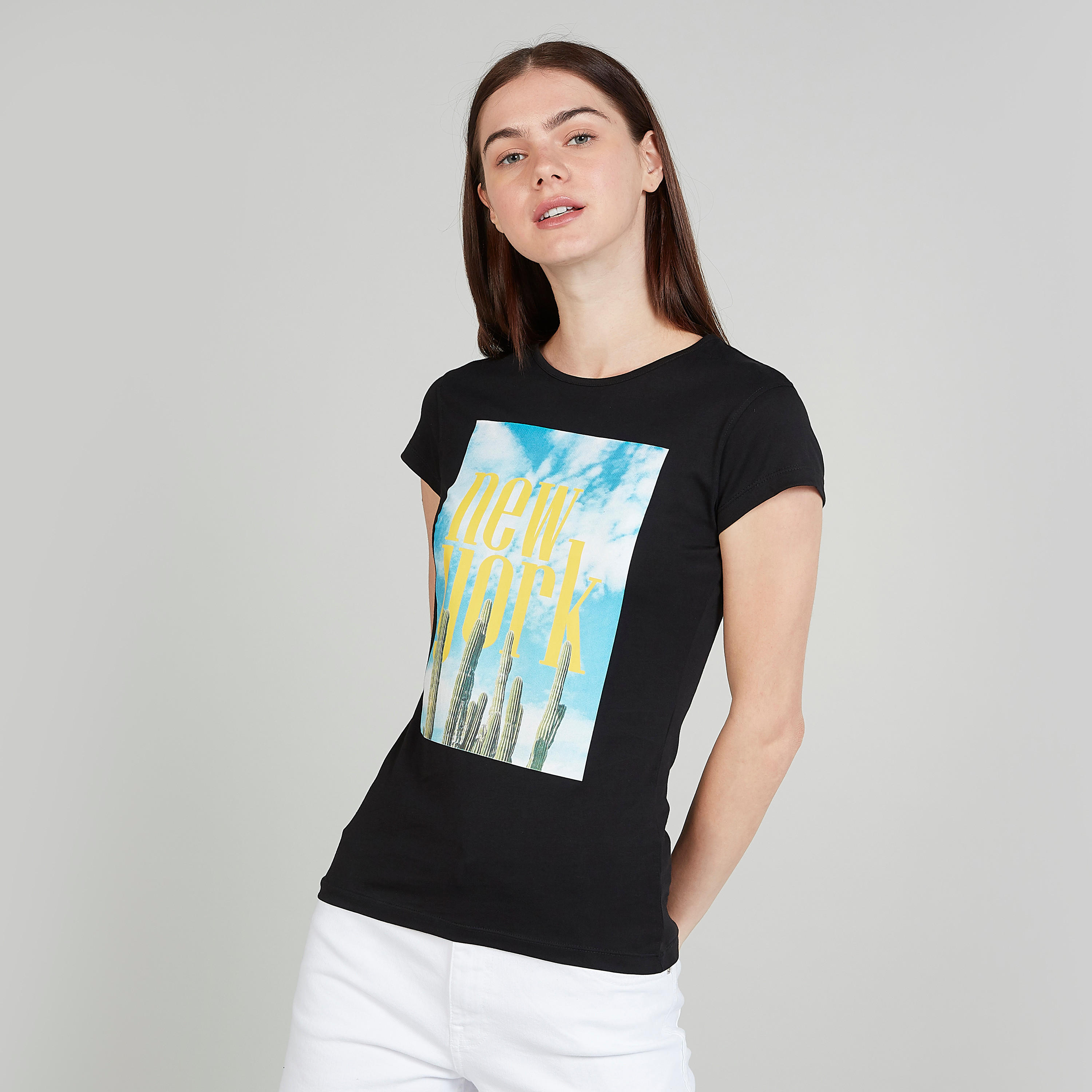تيشيرت بقصة سليم وطبعات وياقة ضيّقة وأكمام كاب-women-clothing-tshirts-image-1