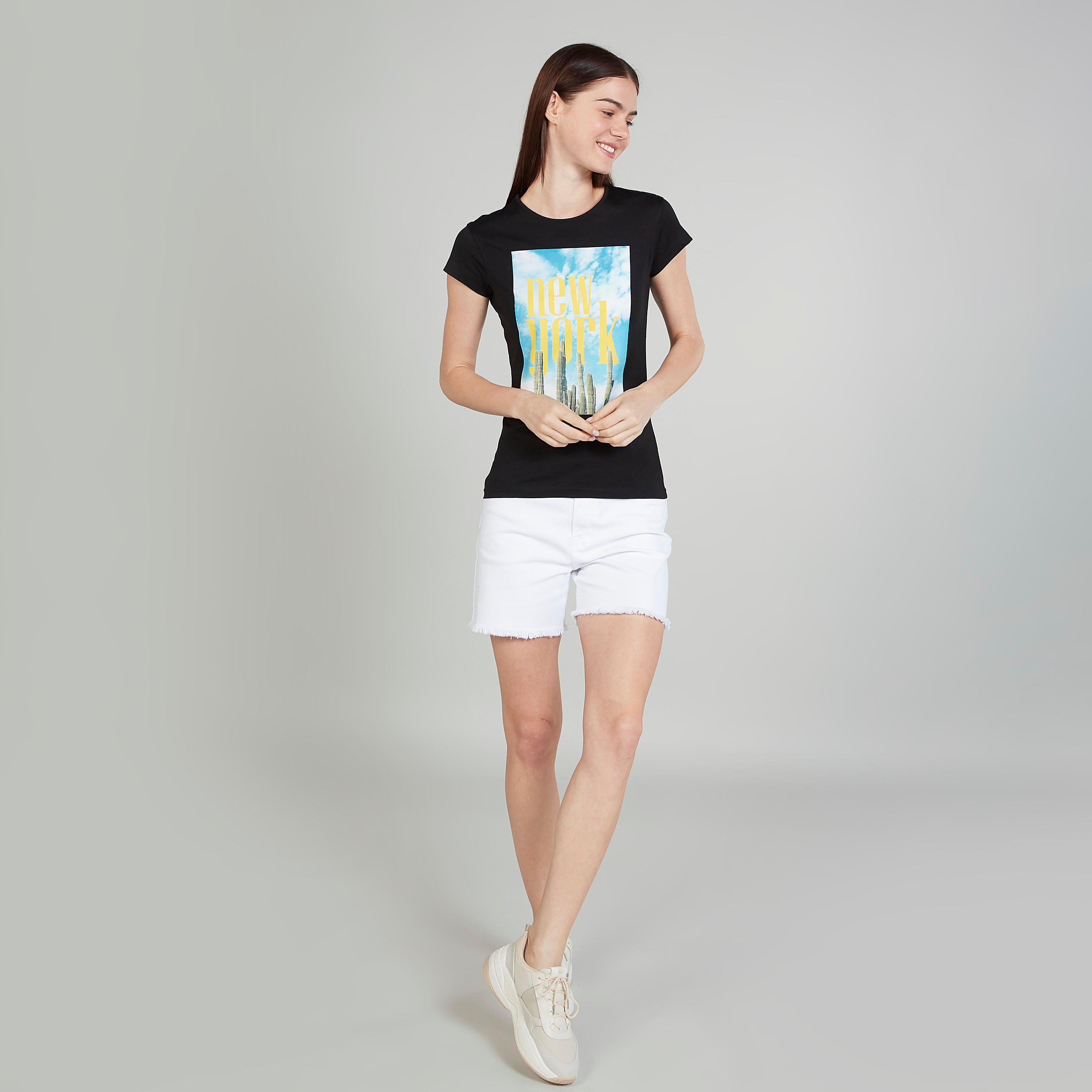 تيشيرت بقصة سليم وطبعات وياقة ضيّقة وأكمام كاب-women-clothing-tshirts-image-2