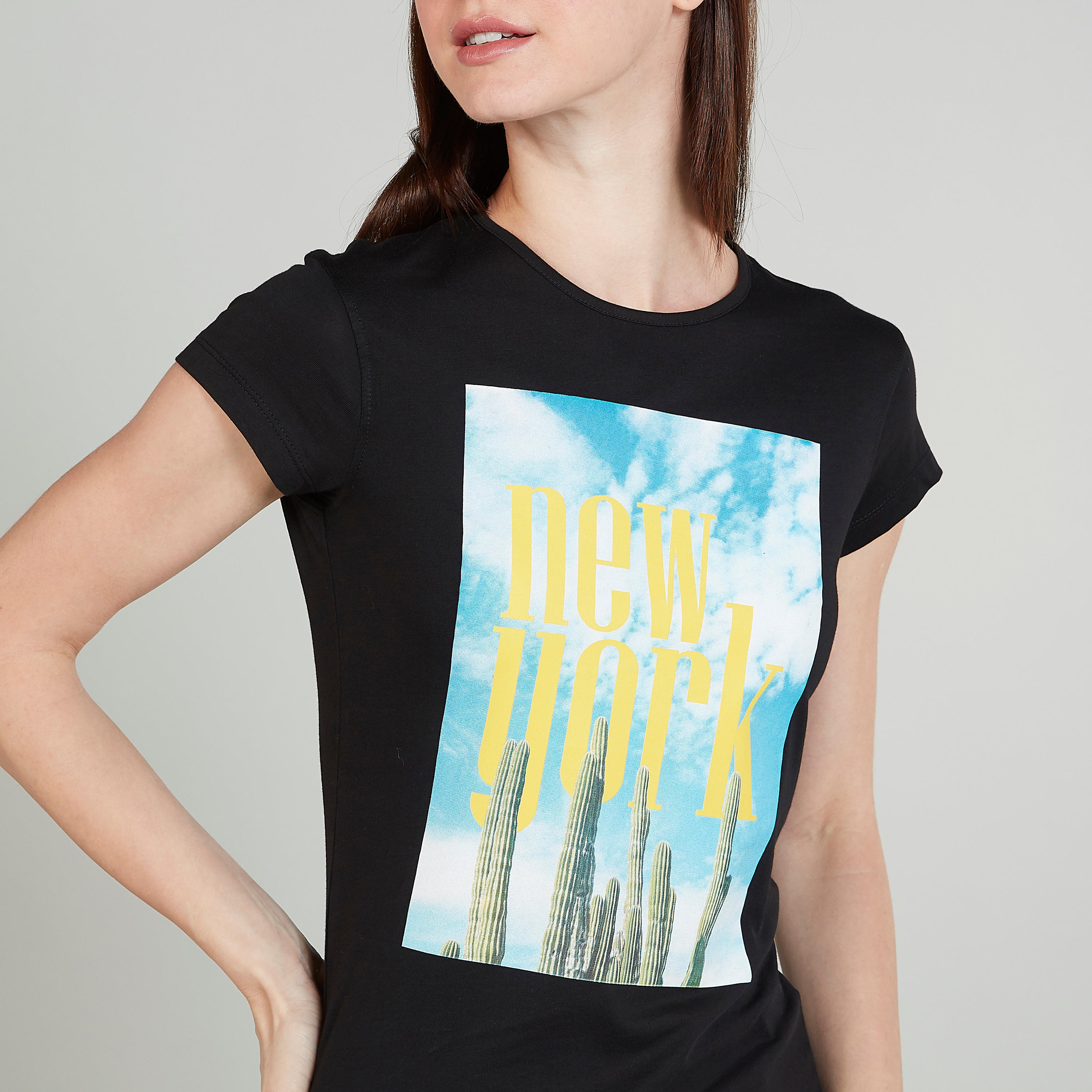 تيشيرت بقصة سليم وطبعات وياقة ضيّقة وأكمام كاب-women-clothing-tshirts-image-3