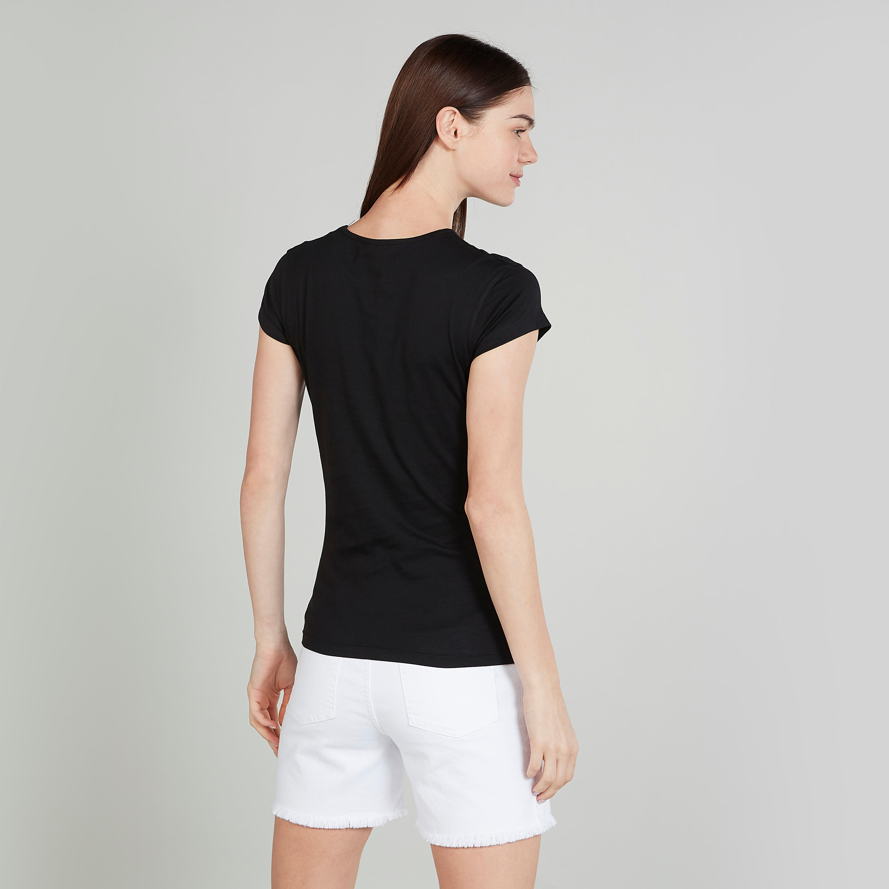 تيشيرت بقصة سليم وطبعات وياقة ضيّقة وأكمام كاب-women-clothing-tshirts-image-4