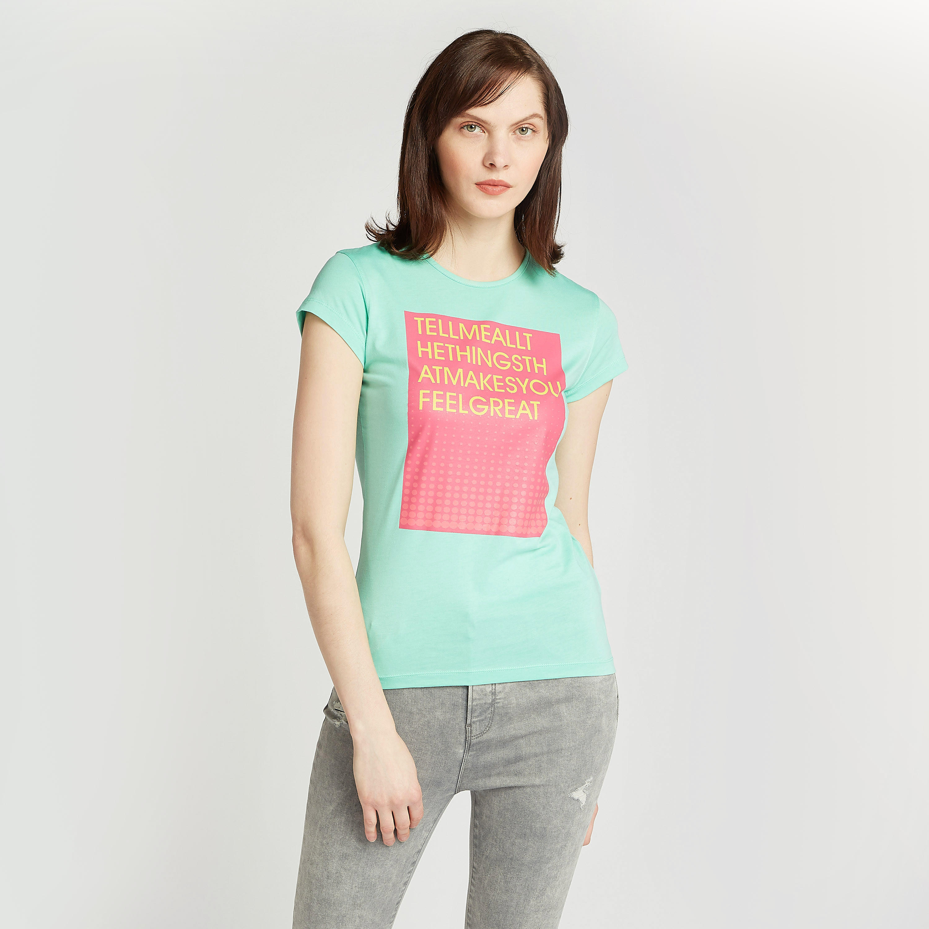 تيشيرت سليم بياقة ضيقة وأكمام كاب وطبعات تيبوغرافيك-women-clothing-tshirts-image-1