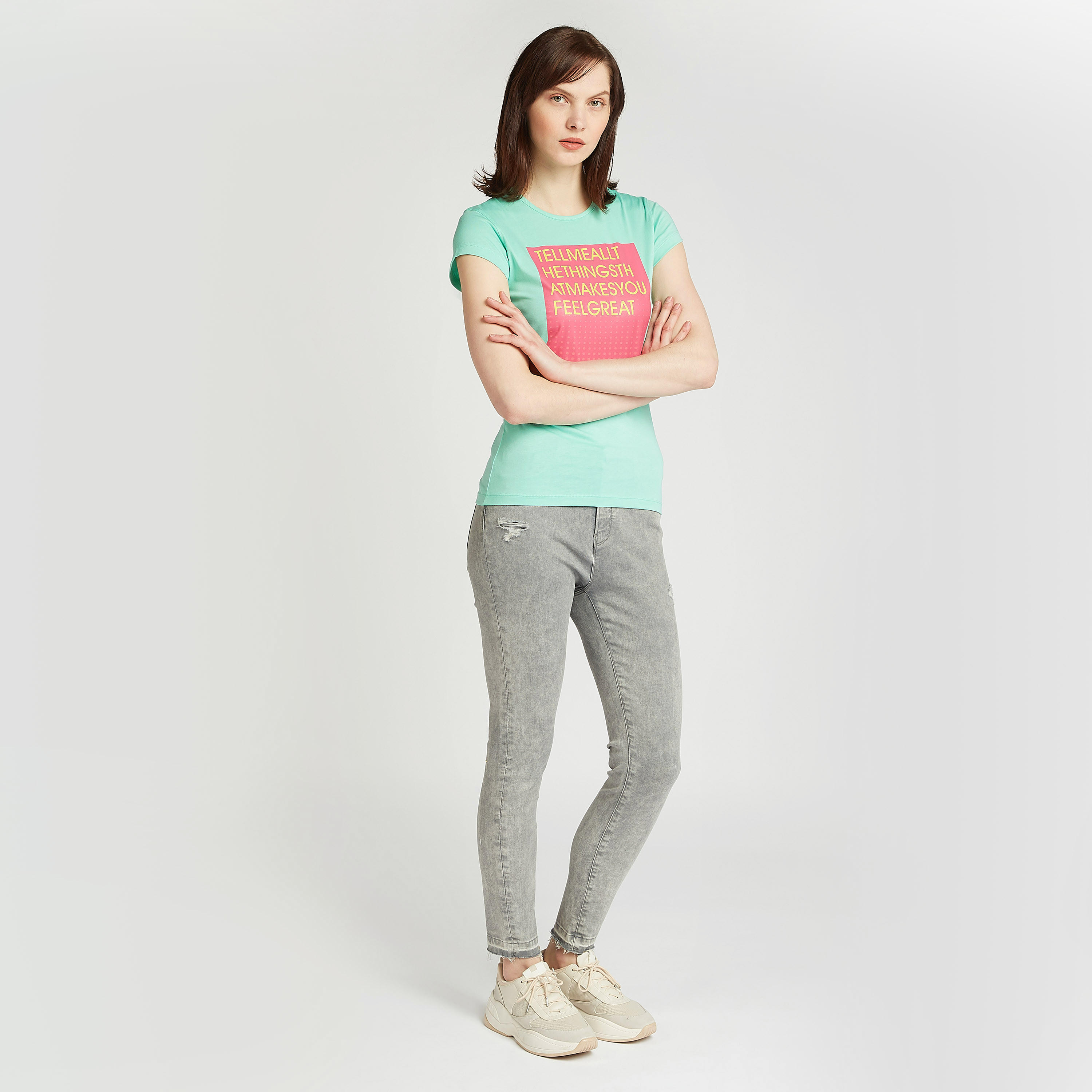 تيشيرت سليم بياقة ضيقة وأكمام كاب وطبعات تيبوغرافيك-women-clothing-tshirts-image-2