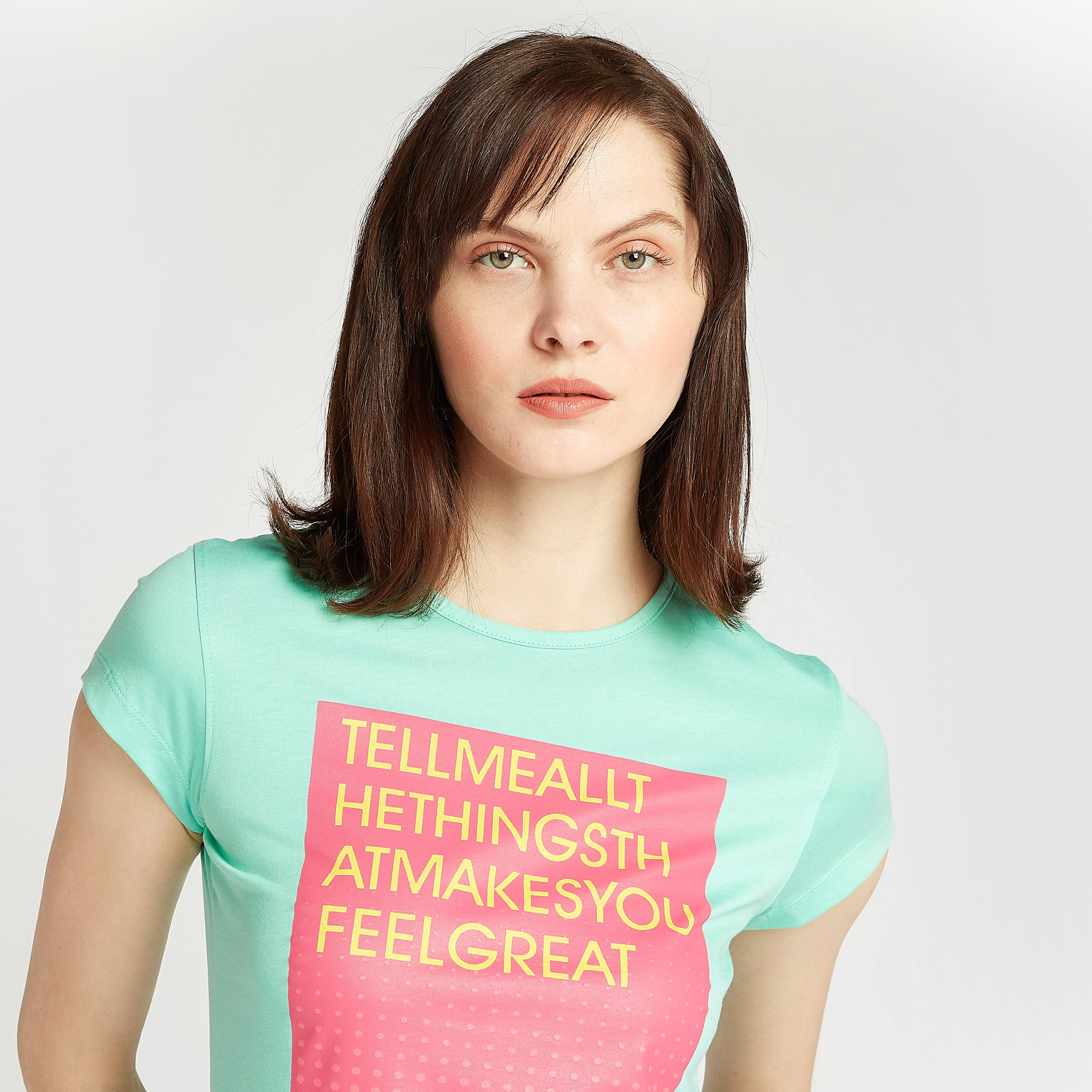 تيشيرت سليم بياقة ضيقة وأكمام كاب وطبعات تيبوغرافيك-women-clothing-tshirts-image-3