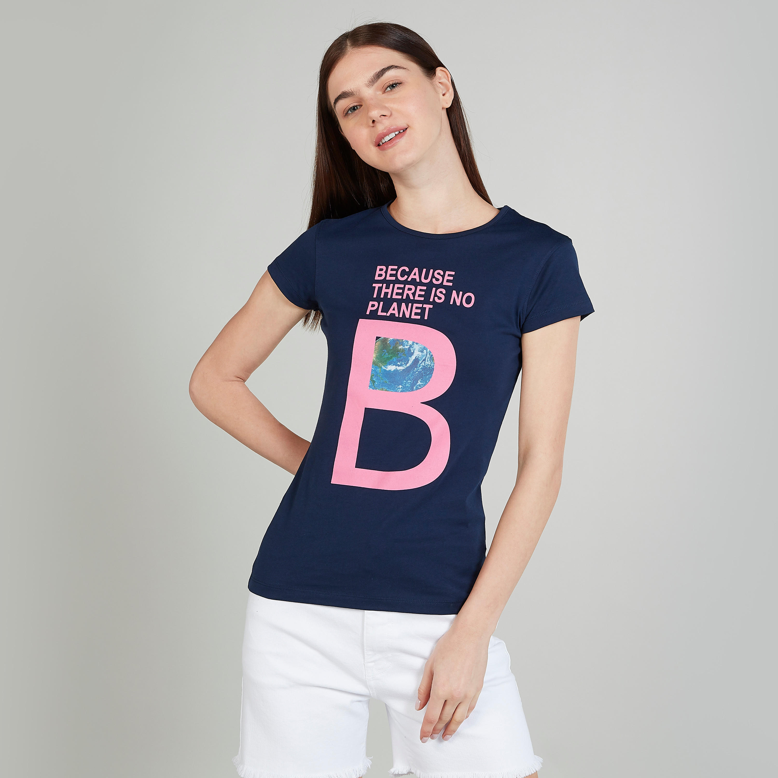 تيشيرت بقصة سليم وطبعات وياقة ضيّقة وأكمام كاب-women-clothing-tshirts-image-1