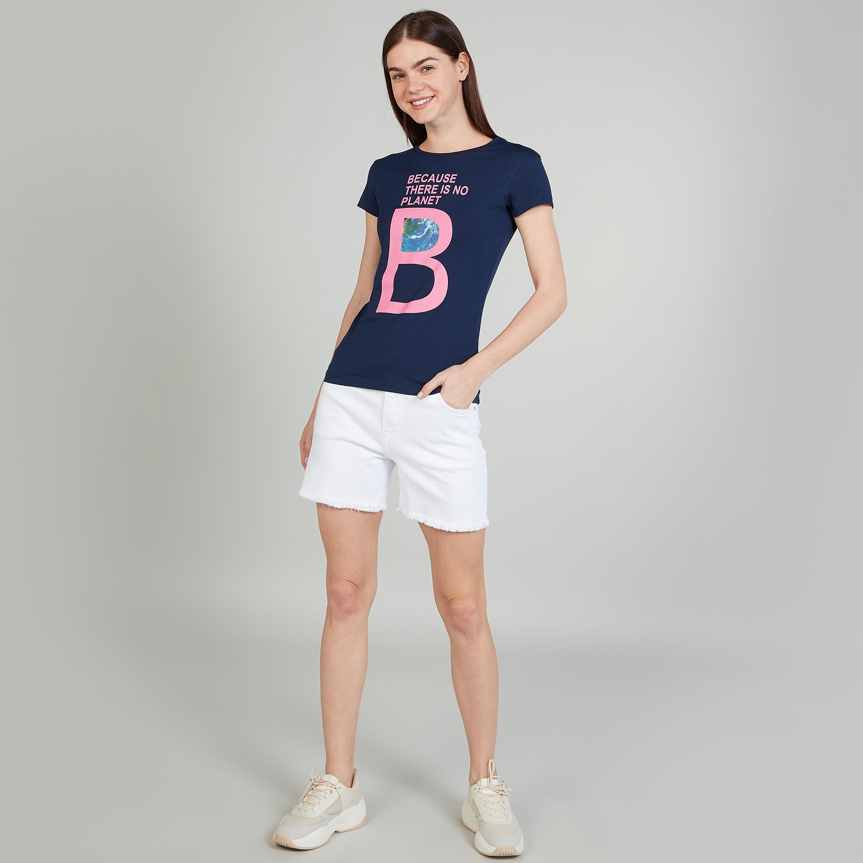 تيشيرت بقصة سليم وطبعات وياقة ضيّقة وأكمام كاب-women-clothing-tshirts-image-2