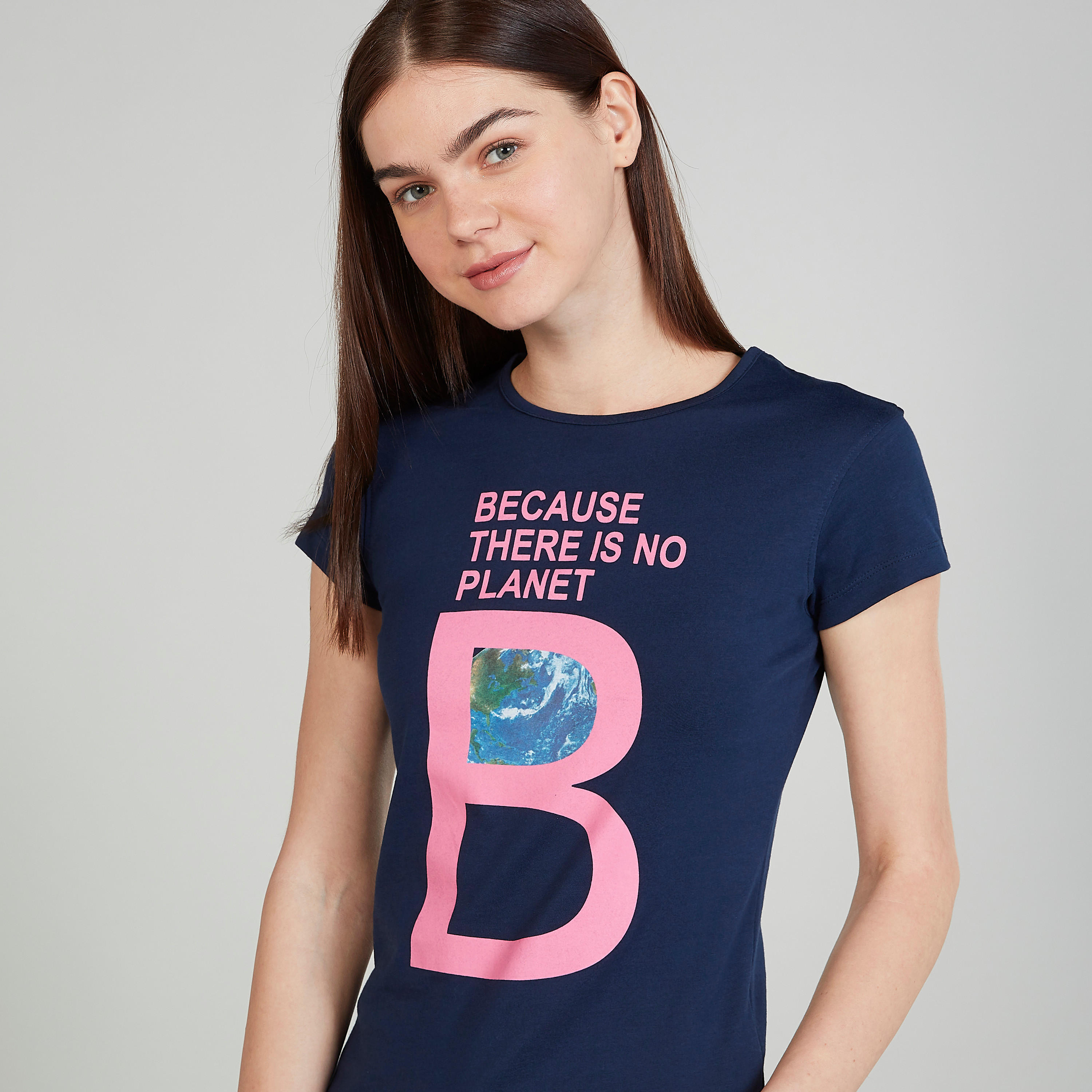 تيشيرت بقصة سليم وطبعات وياقة ضيّقة وأكمام كاب-women-clothing-tshirts-image-3