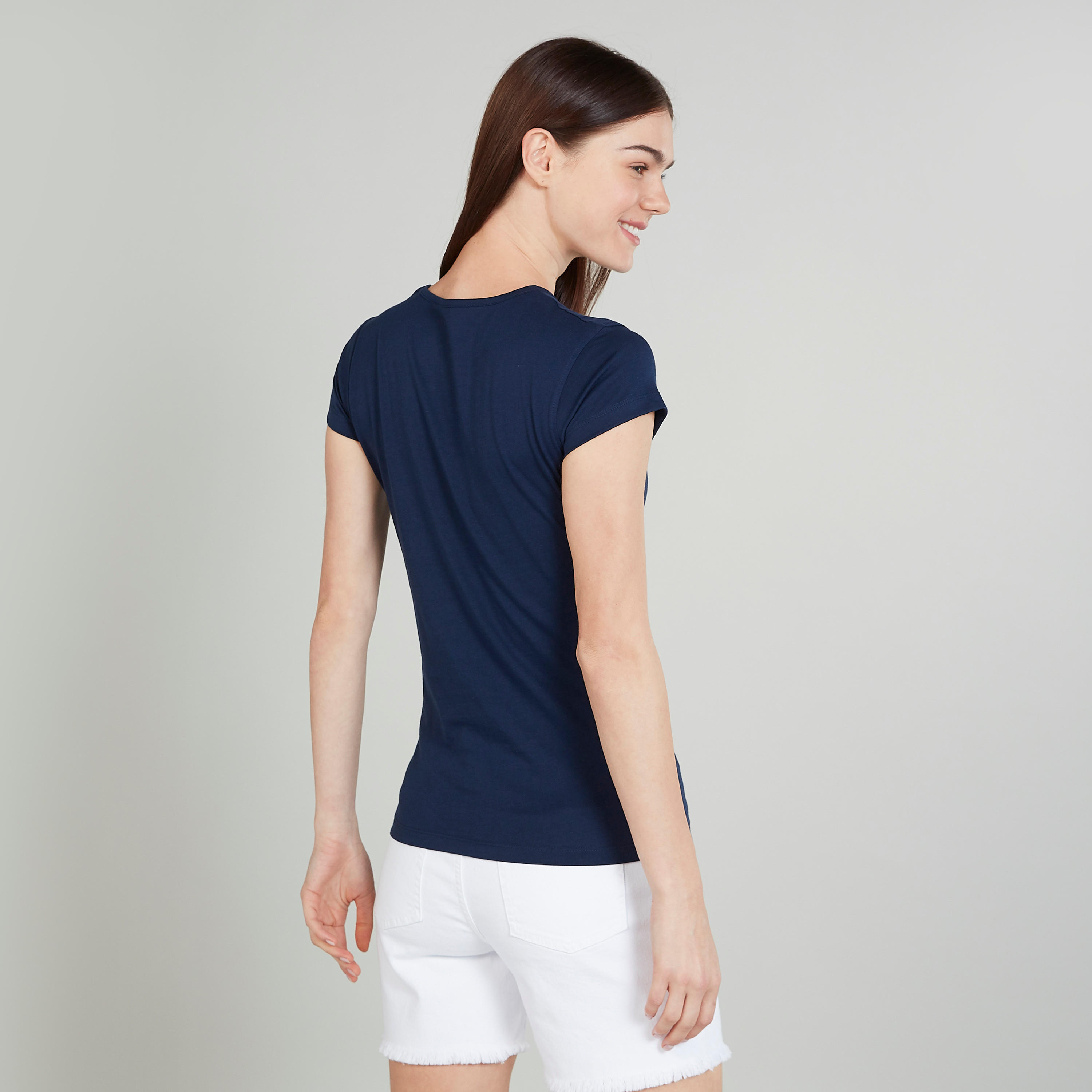 تيشيرت بقصة سليم وطبعات وياقة ضيّقة وأكمام كاب-women-clothing-tshirts-image-4