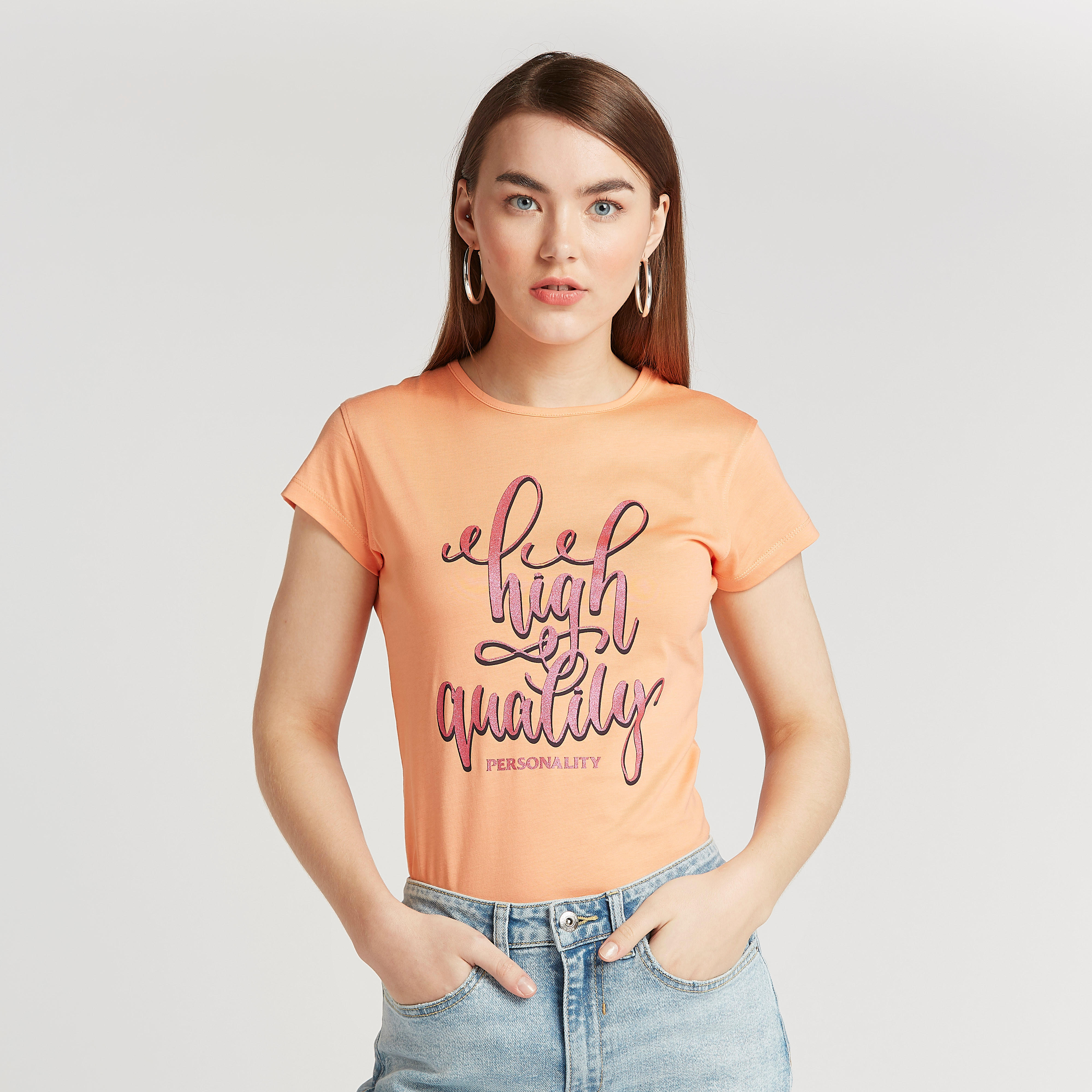 تيشيرت سليم بياقة ضيقة وأكمام كاب وطبعات تيبوغرافيك-women-clothing-tshirts-image-1
