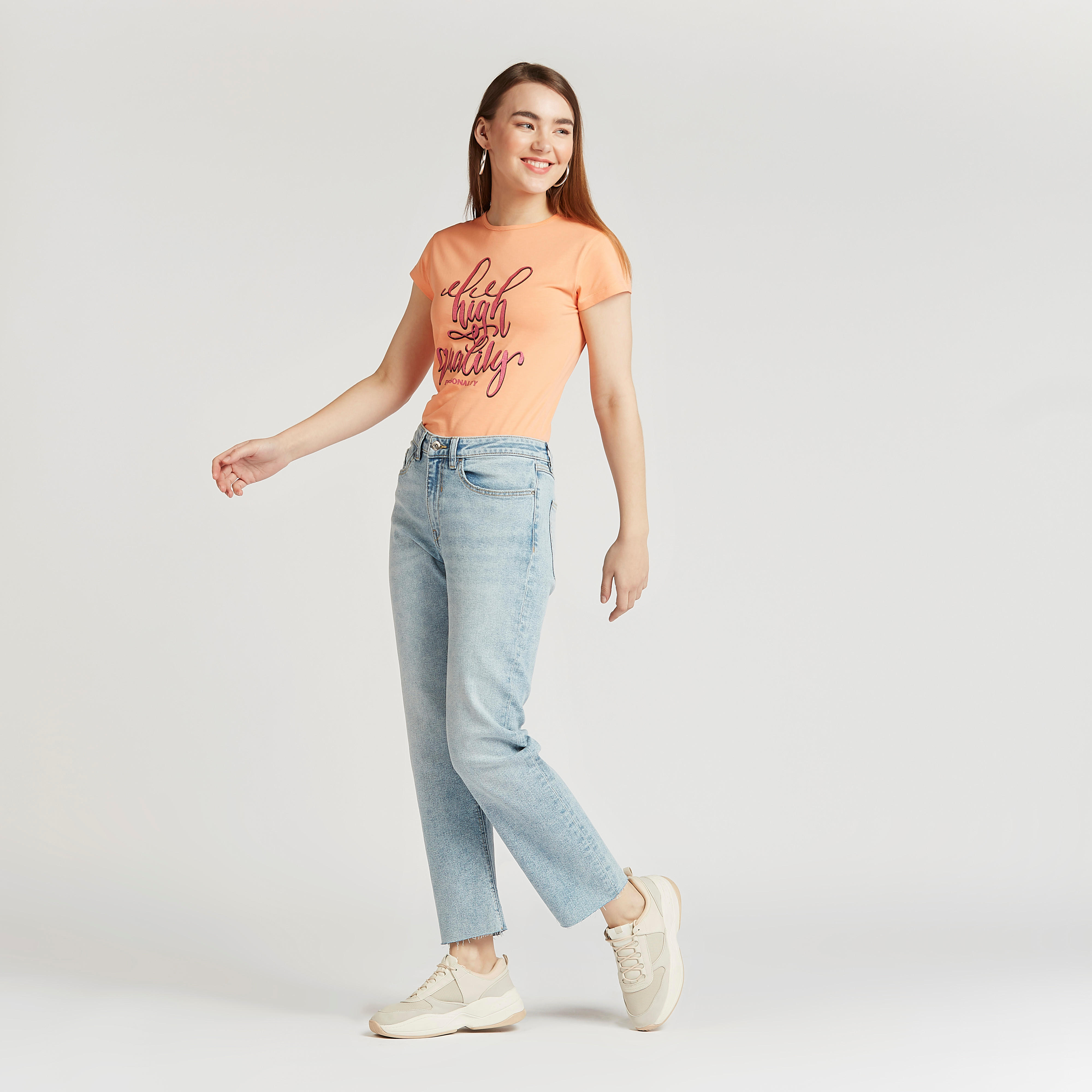 تيشيرت سليم بياقة ضيقة وأكمام كاب وطبعات تيبوغرافيك-women-clothing-tshirts-image-2