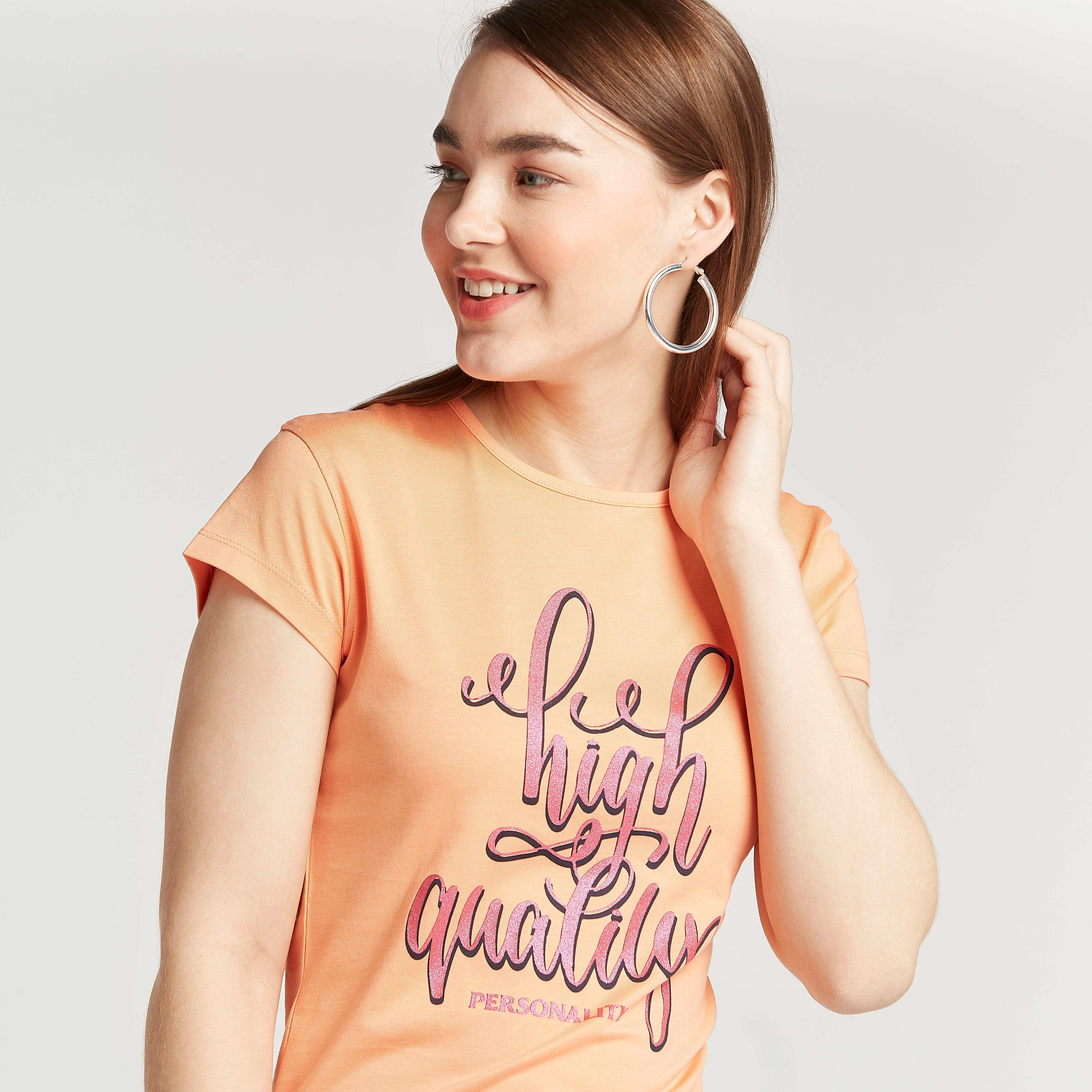 تيشيرت سليم بياقة ضيقة وأكمام كاب وطبعات تيبوغرافيك-women-clothing-tshirts-image-3