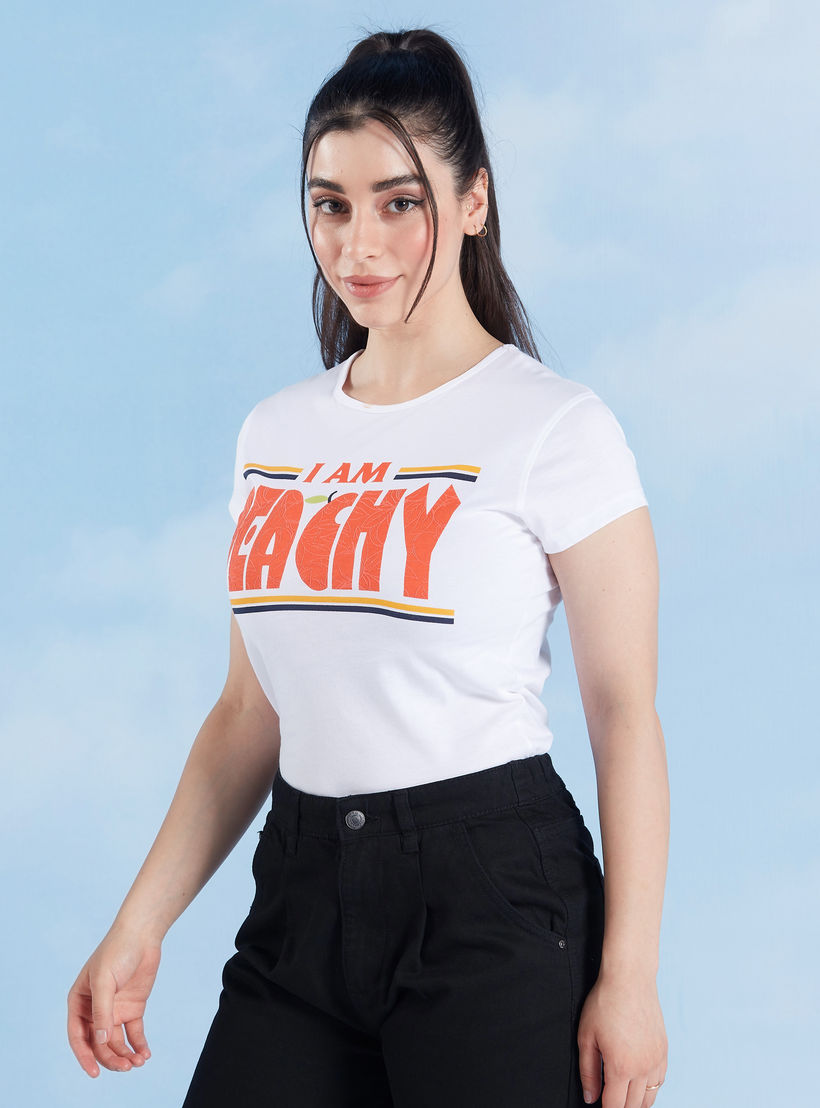 تيشيرت بقصة سليم وطبعات وياقة ضيّقة وأكمام كاب-women-clothing-tshirts-image-1