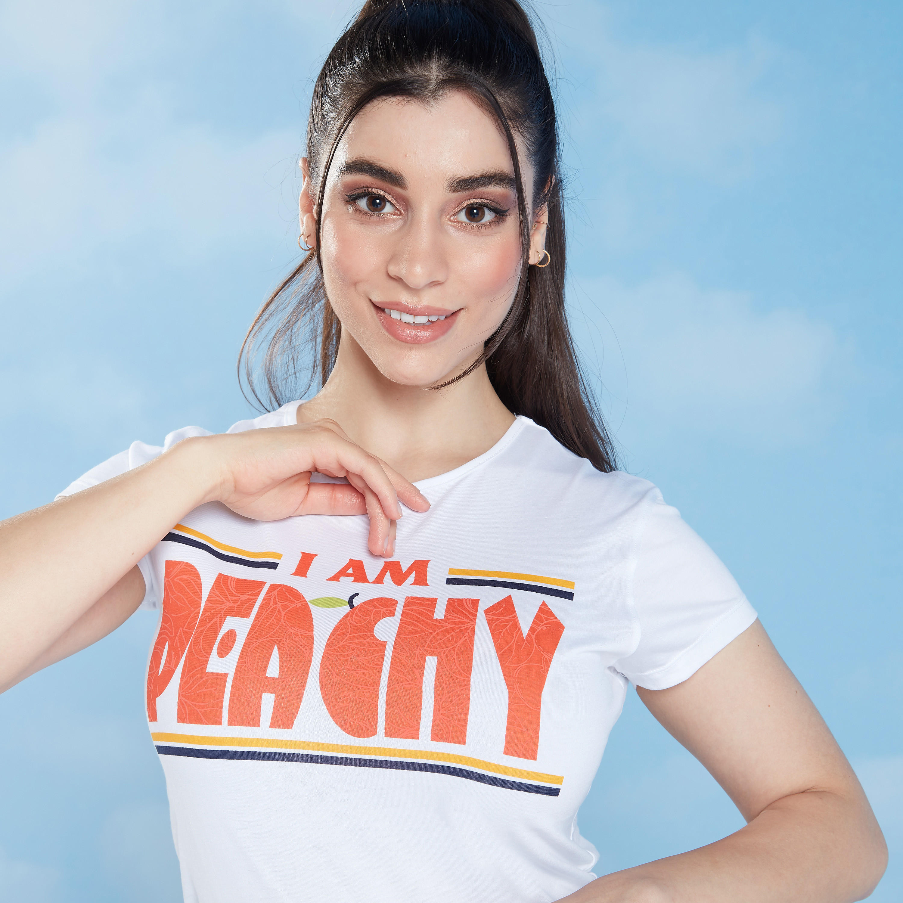 تيشيرت بقصة سليم وطبعات وياقة ضيّقة وأكمام كاب-women-clothing-tshirts-image-3