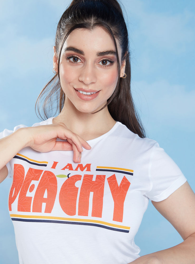 تيشيرت بقصة سليم وطبعات وياقة ضيّقة وأكمام كاب-women-clothing-tshirts-image-3