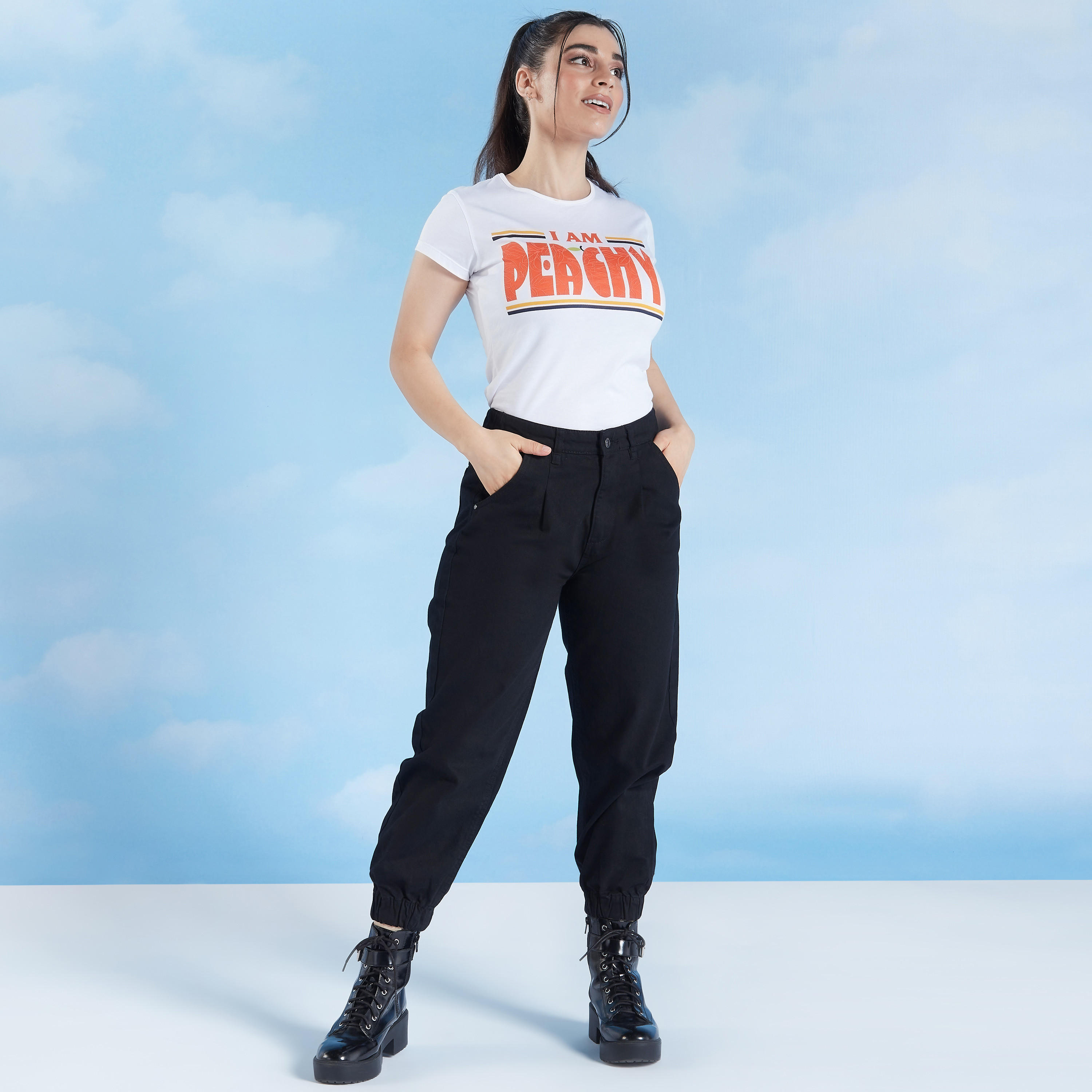تيشيرت بقصة سليم وطبعات وياقة ضيّقة وأكمام كاب-women-clothing-tshirts-image-4