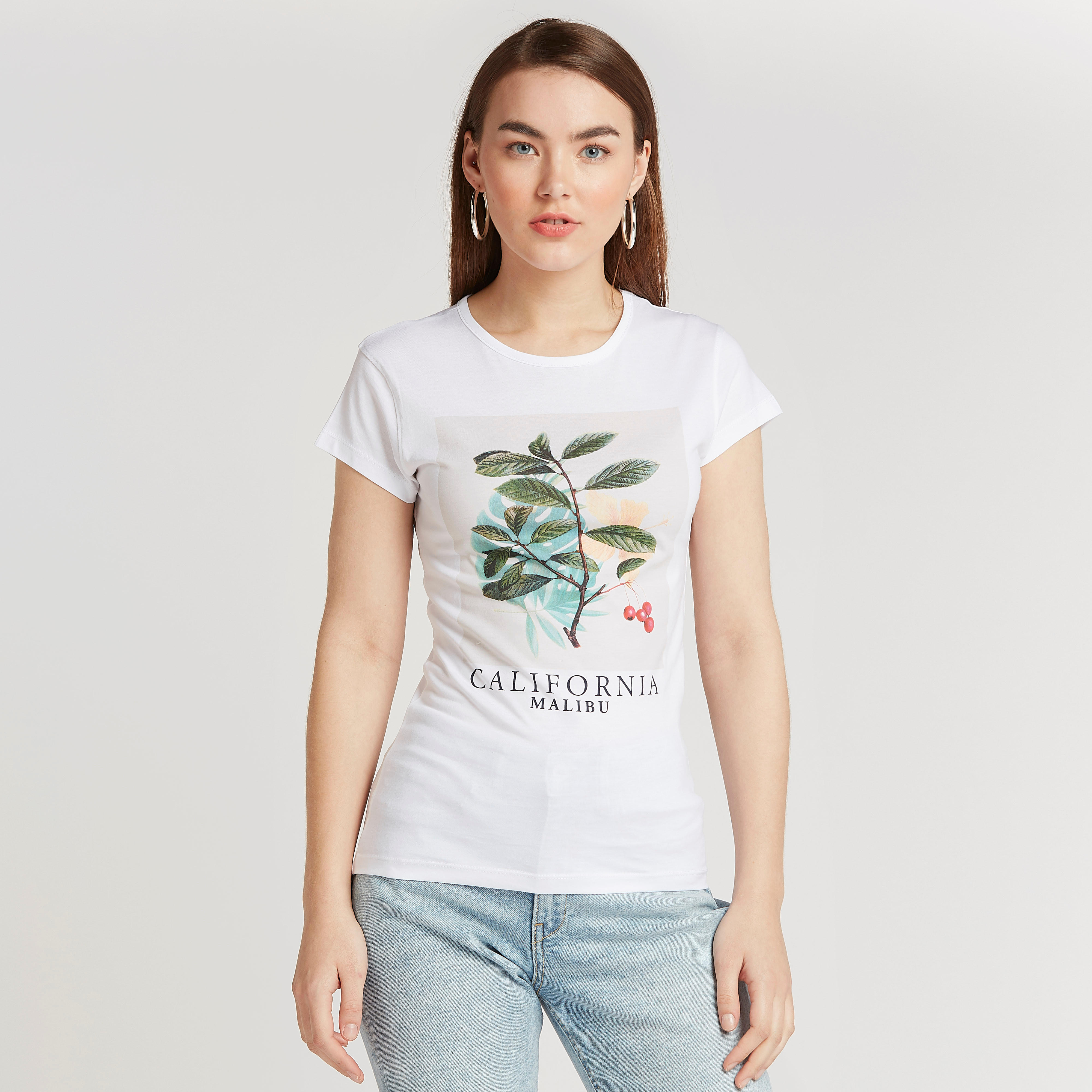 تيشيرت سليم بياقة مستديرة وأكمام كاب وطبعات جرافيك-women-clothing-tshirts-image-1